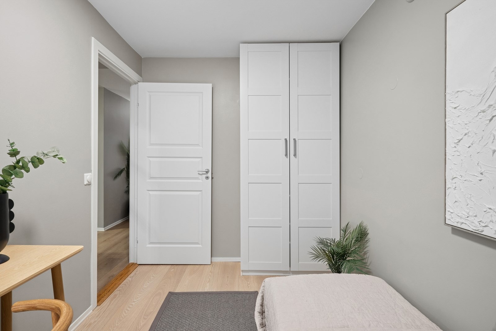 Rommene er utstyrt med hver sin praktiske garderobeløsning. Galleribilde