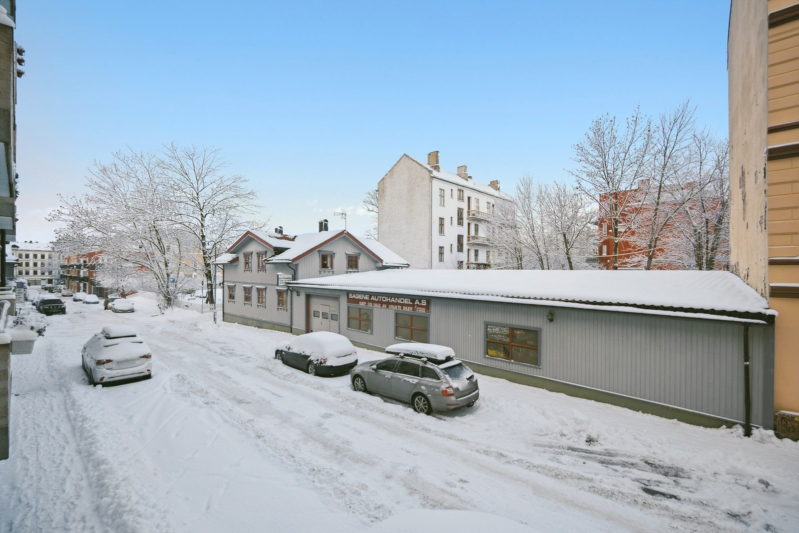 Fra leiligheten er det kort gangavstand til nærmeste dagligvarebutikk, bussholdeplass og parkområde, for å nevne noe. Galleribilde