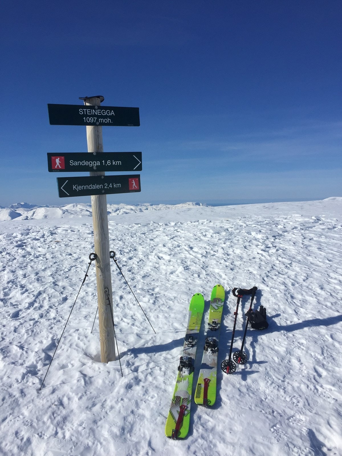 Frå toppen av skiheisane kan du velje mellom nedfartar i ulike vanskegrader, eller å ta turen lenger innover i fjellheimen. (Selgars eige bilete) Galleribilde