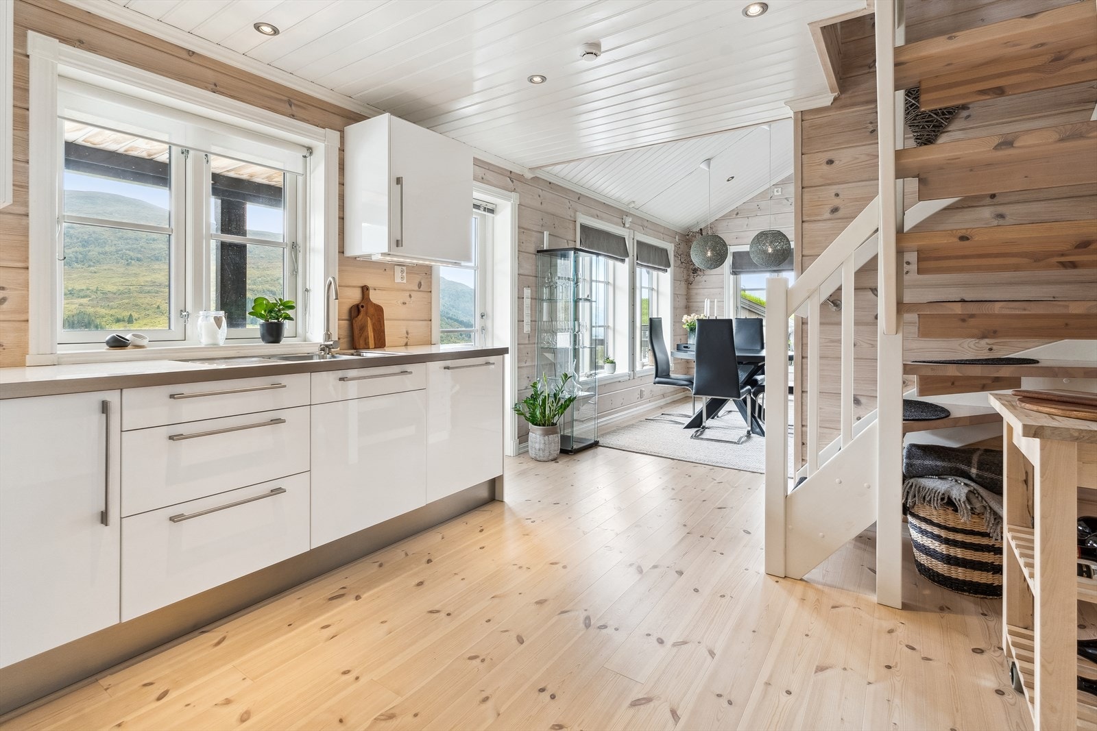 Kjøkken, spisestove og stove ligg i dels opa løysing, og utgjer eit behageleg allrom. Galleribilde