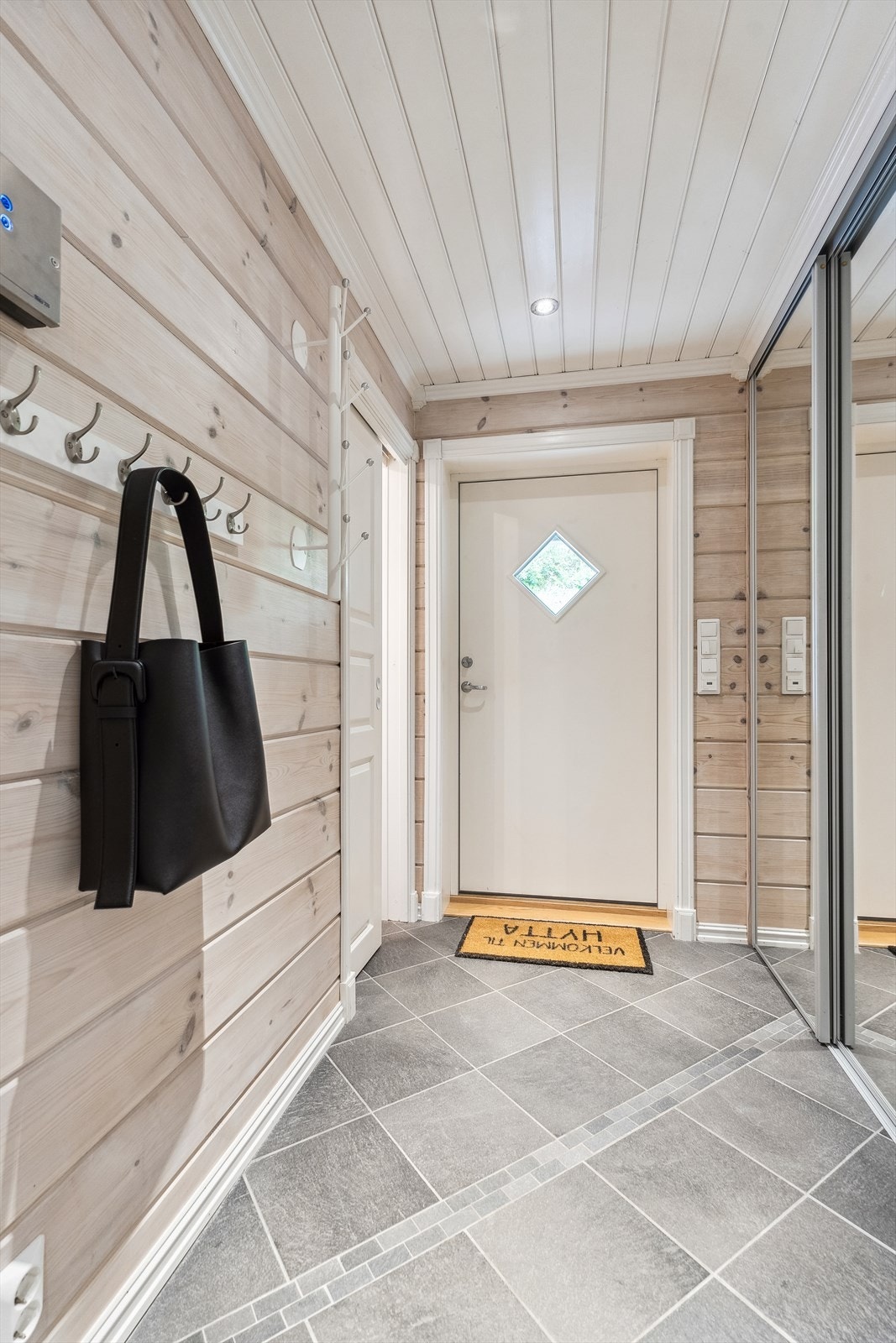 Entrèen gjev eit godt fyrsteinntrykk av hytta, med flislagt golv med varmekablar i og stort garderobeskap med god plass til ytterklede. Galleribilde