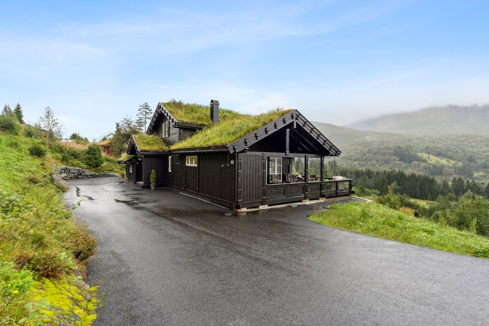 Gode parkeringstilhøve både i garasje og på det asfalterte tunområde. Galleribilde