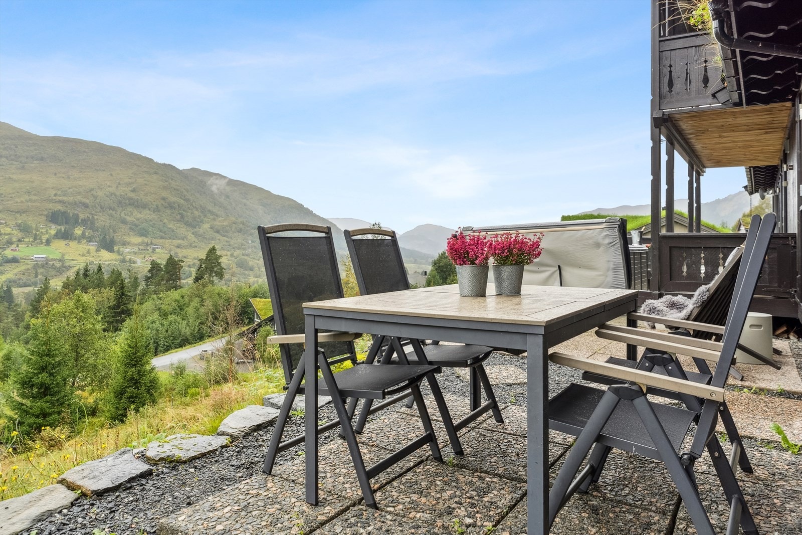 Ryddig og fint uteområde med stor markterrasse og god plass for utandørs møblement. Galleribilde