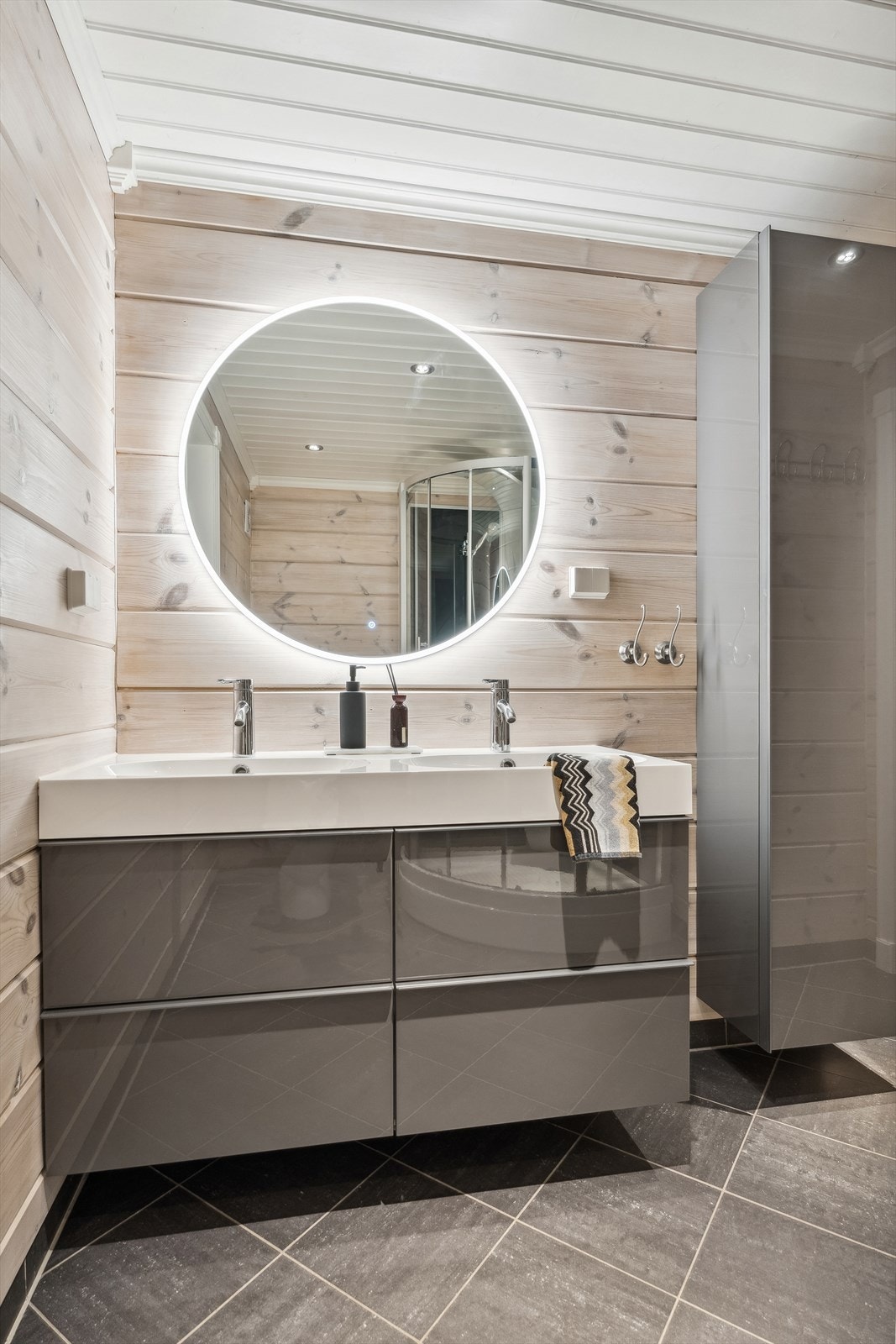 Badet er lyst og tiltalande, med ei godt utbygd baderomsinnreiing. Galleribilde
