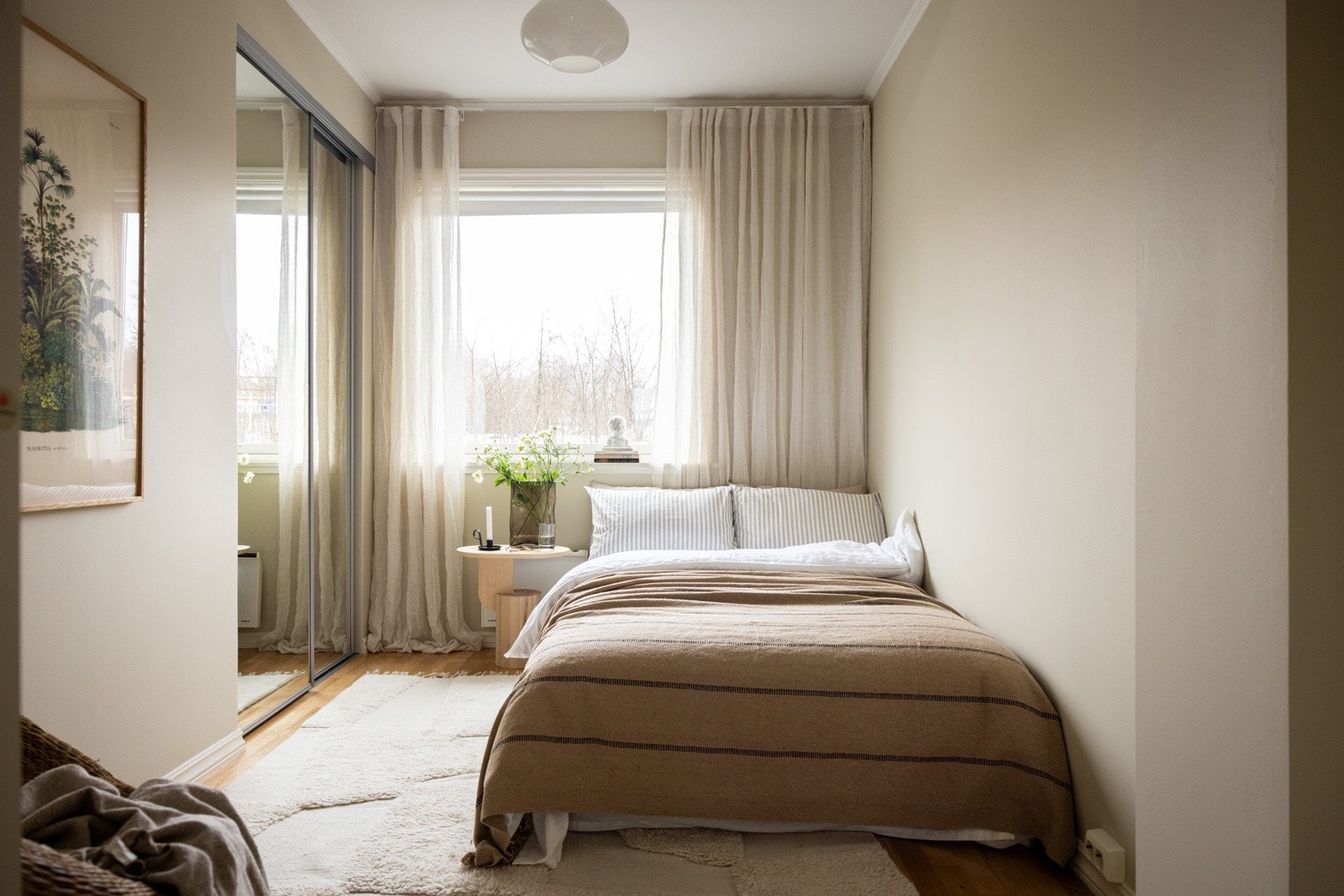 Rommet har god plass til dobbeltseng, tilhørende nattbord og oppbevaring i garderobeskap. Galleribilde