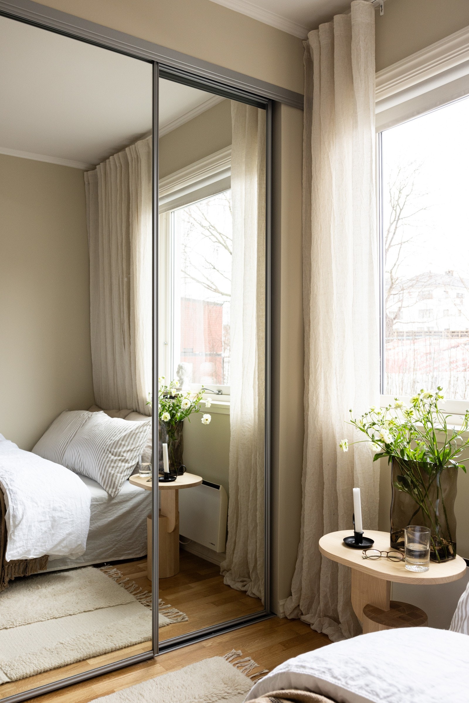 Garderobeskap som har rikelig med oppbevaringsplass. Galleribilde