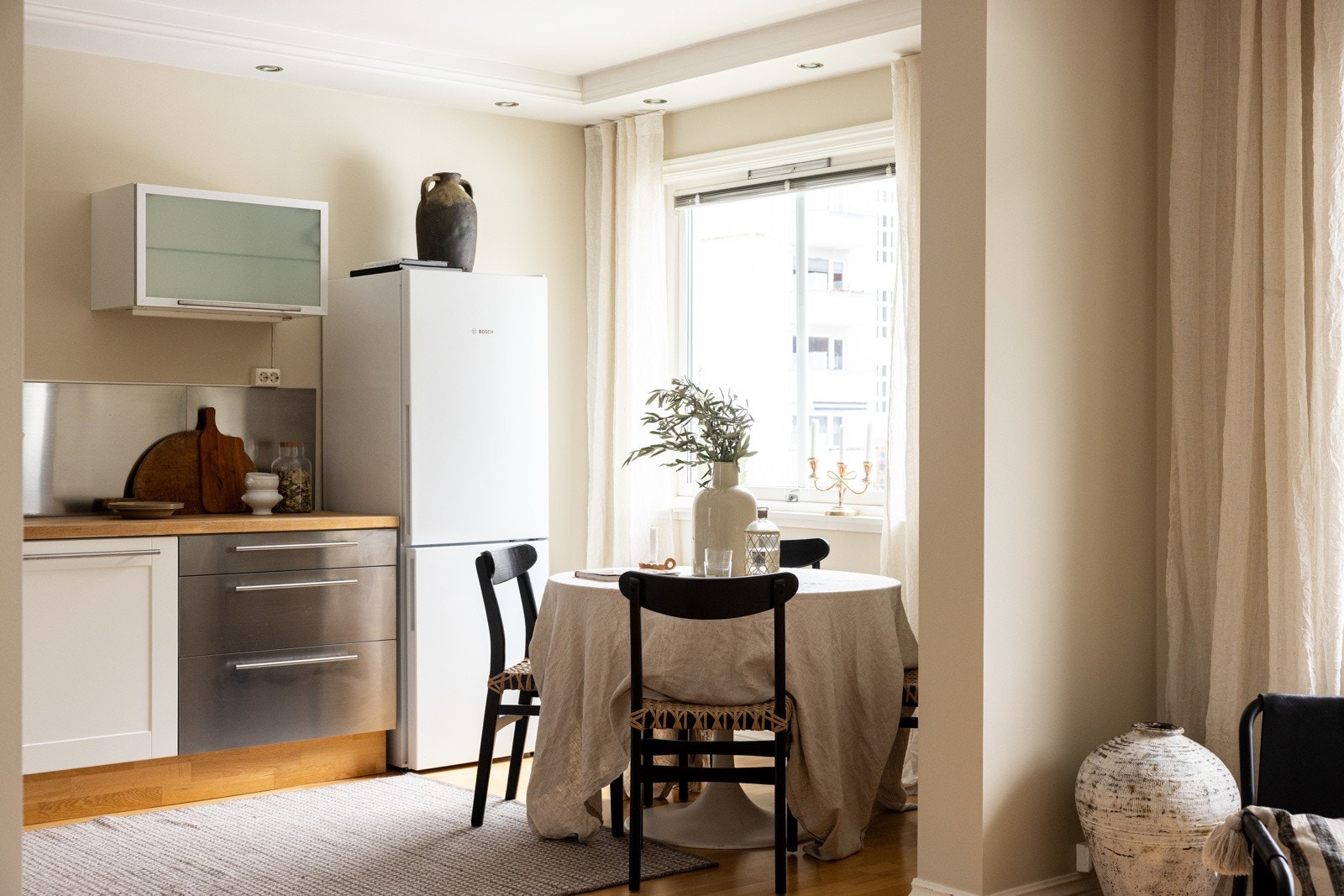 Mellom stue og kjøkken er det naturlig plass til et sosialt spisebord. Galleribilde