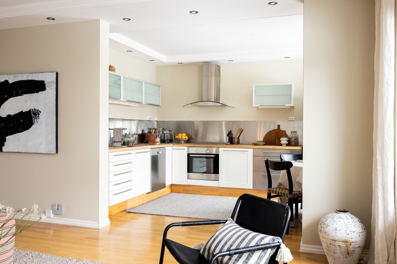 Boligen har en rekke av gode kvaliteter og den gode planløsningen gjør det enkelt å møblere. Galleribilde