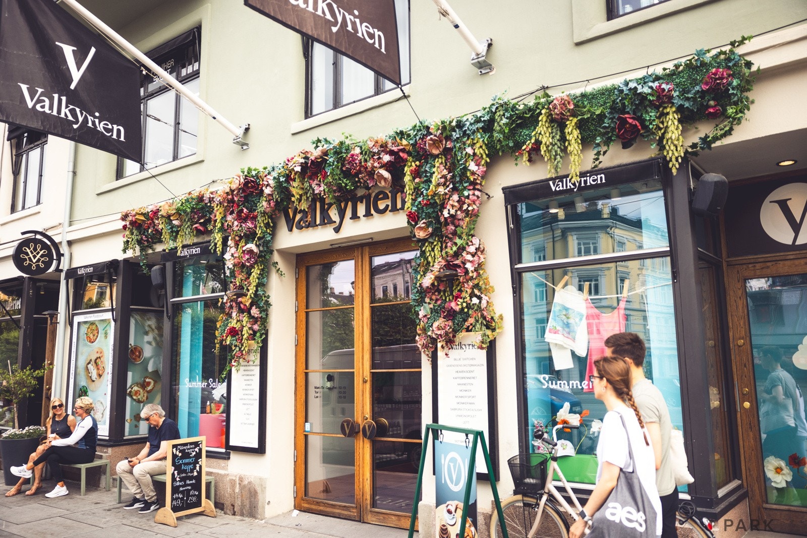 Kort vei til Bogstadveien, en attraktiv og moderne handlegate, universelt utformet slik at alle skal ha lik mulighet til å benytte arealene. Galleribilde