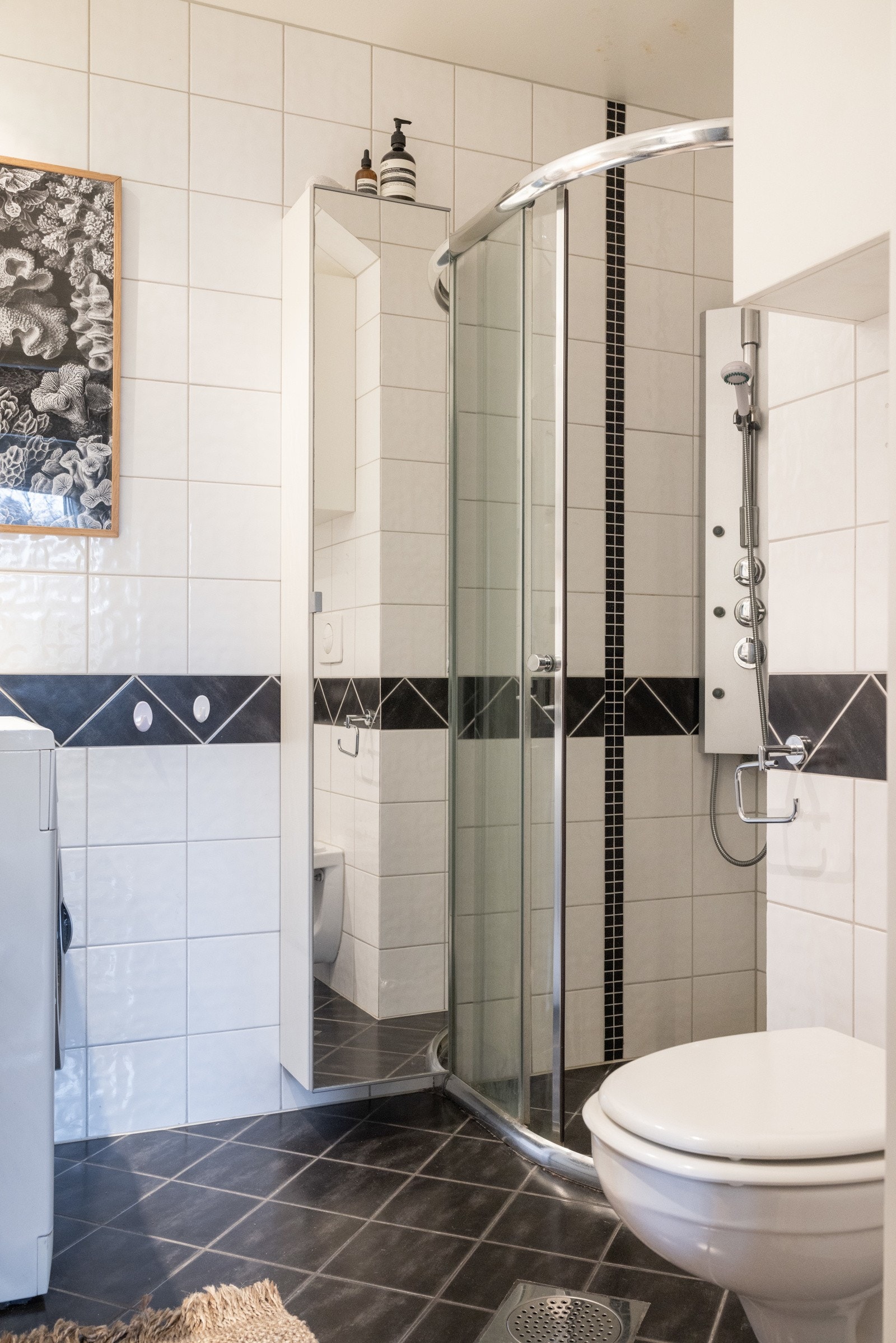 Rommet har varmekabler på gulv og er innredet med dusjhjørnet, servant, vegghengt toalett og har opplegg for vaskemaskin Galleribilde