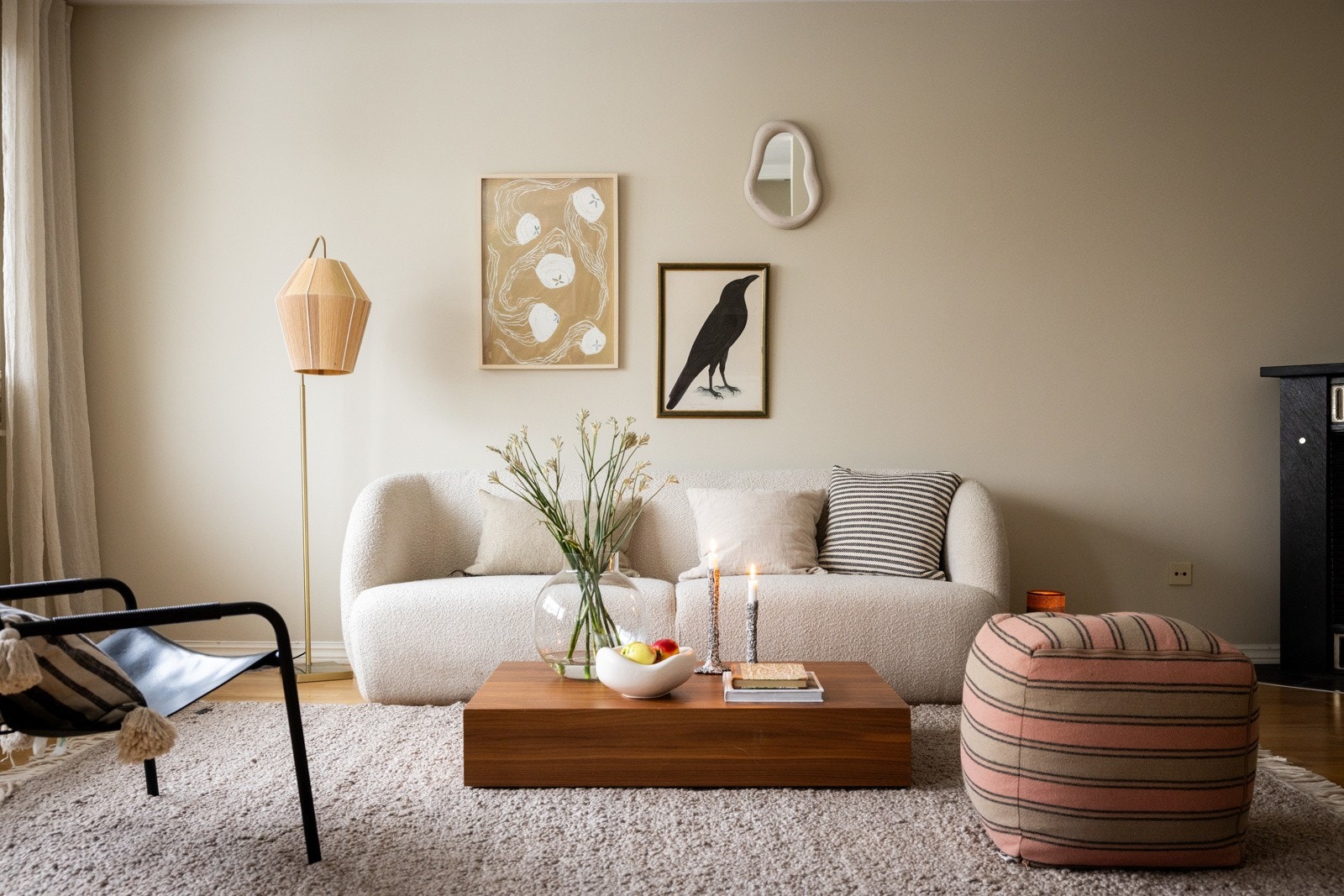 Stuen er av god størrelse og har god plass til sofaløsning med tilhørende møblement. Galleribilde