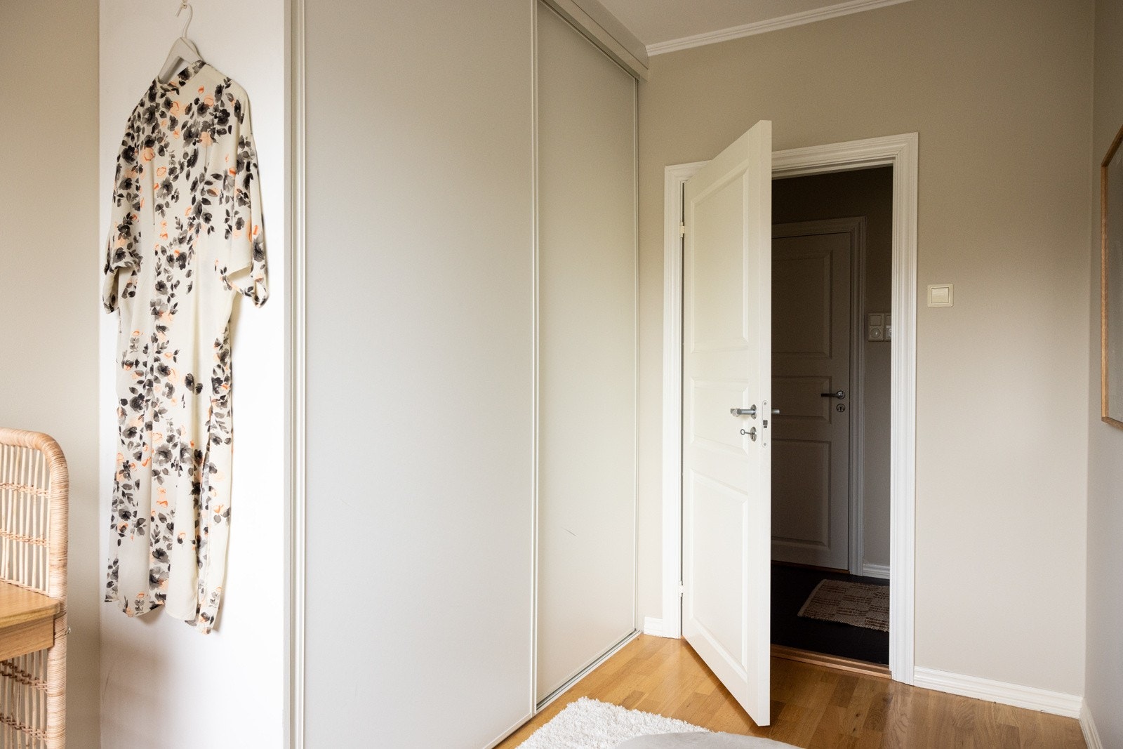 Fine oppbevaringsmuligheter i stor skyvedørsgarderobe. Galleribilde