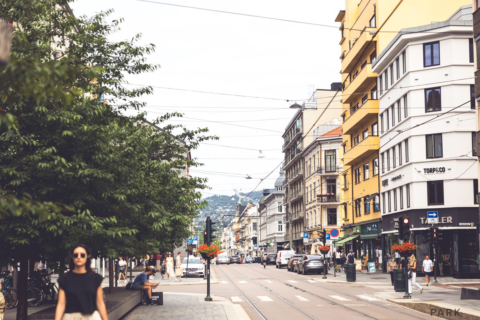 Følger man Bogstadveien og Hegdehaugsveien ned forbi slottet, når man Karl Johans gate og de øvrige handlegatene i Oslo sentrum. Galleribilde