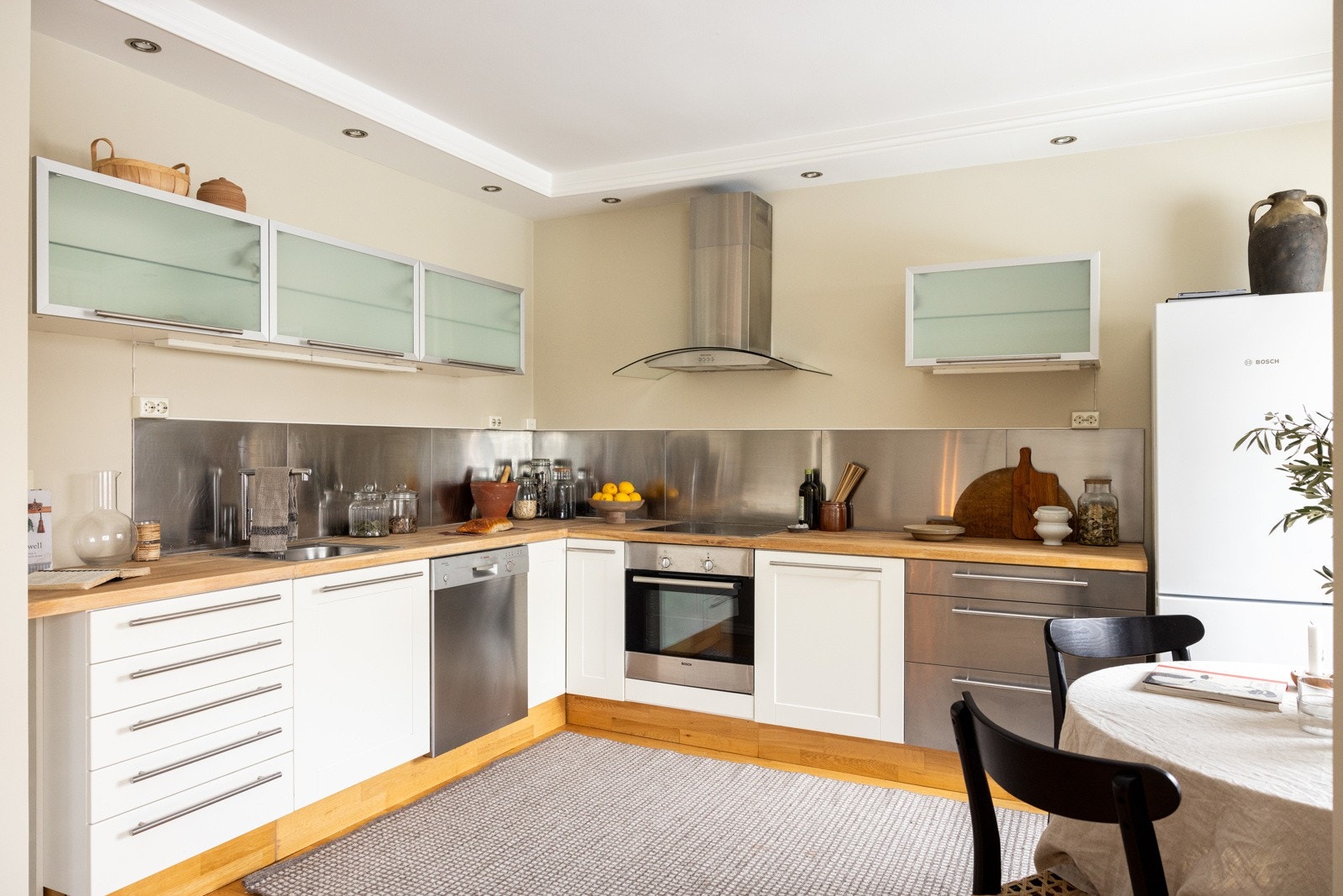 Innredning med glatte fronter, heltre benkeplate med vask. Hvitevarer medfølger salget, kombiskap / vaskemaskin / oppvaskmaskin. Galleribilde