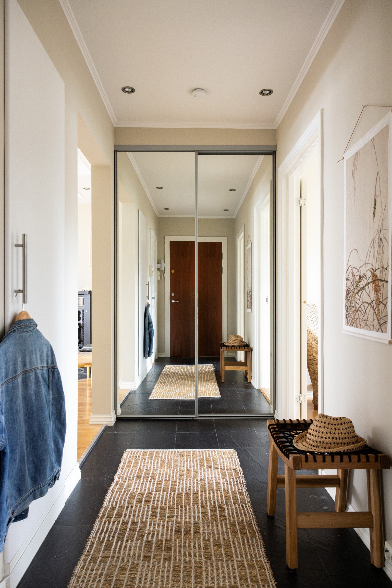 Innbydende entrè med plass til sko og yttertøy. Praktisk skyvedørsgarderobe med speilfronter. Galleribilde