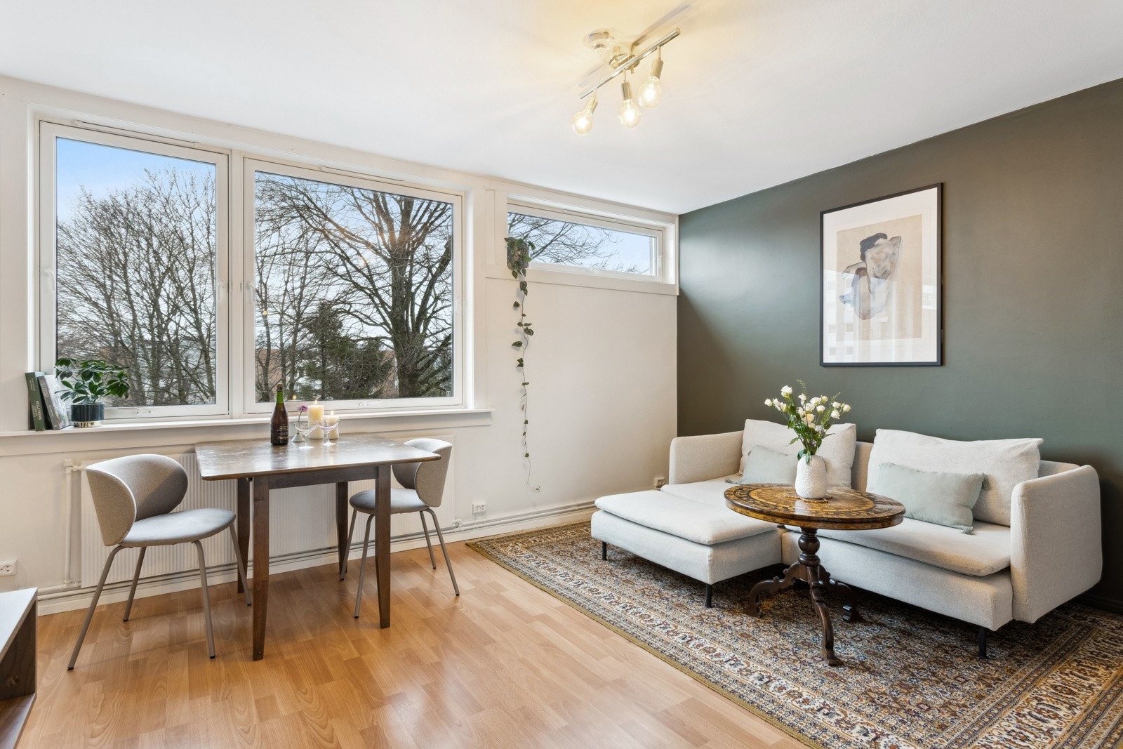 Stue med god plass til sofagruppe i tillegg til spisebord. Galleribilde