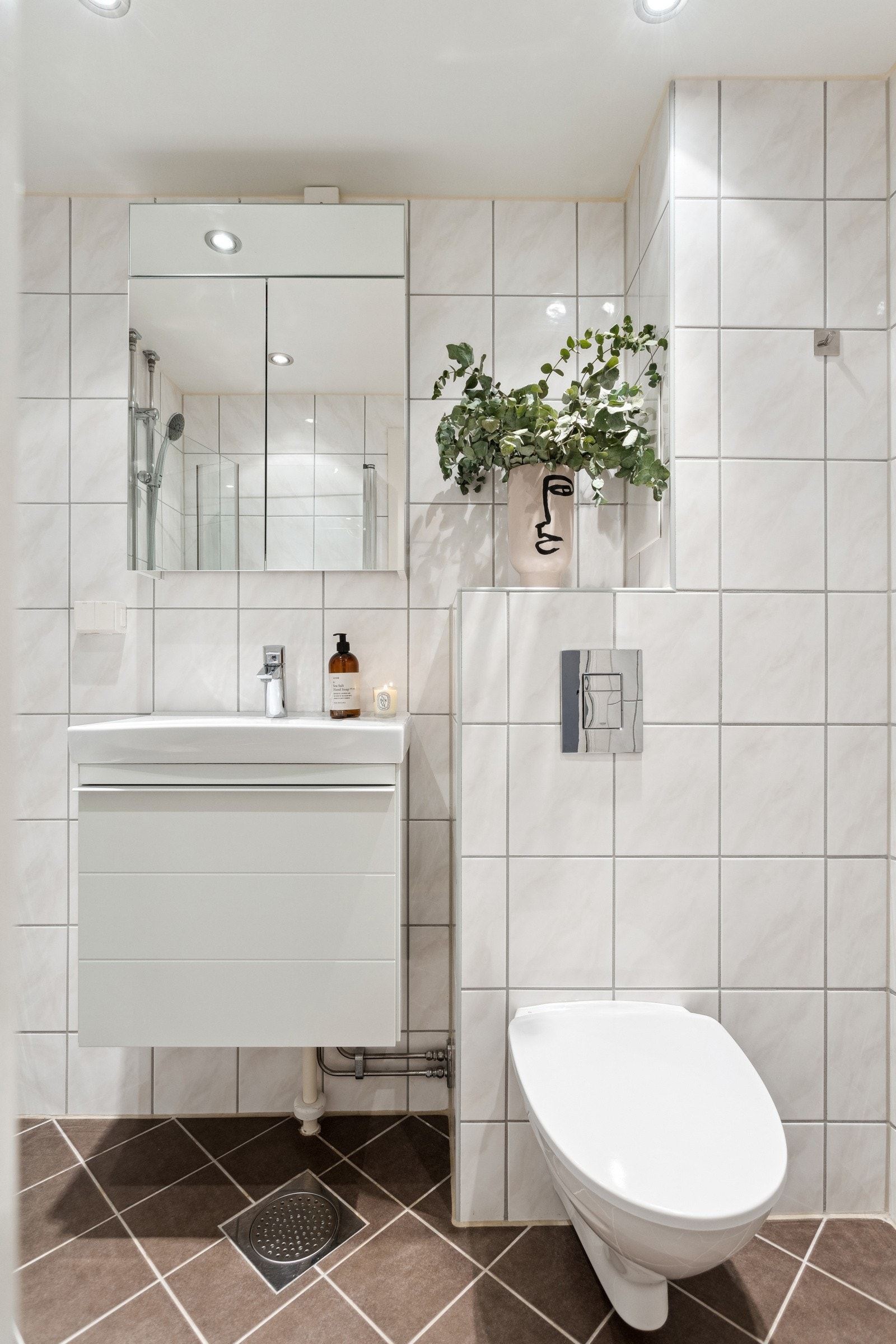 Badet ble pusset opp i regi av borettslaget og er utstyrt med dusj, veggmontert klosett, servant med underskap og speilskap. Galleribilde