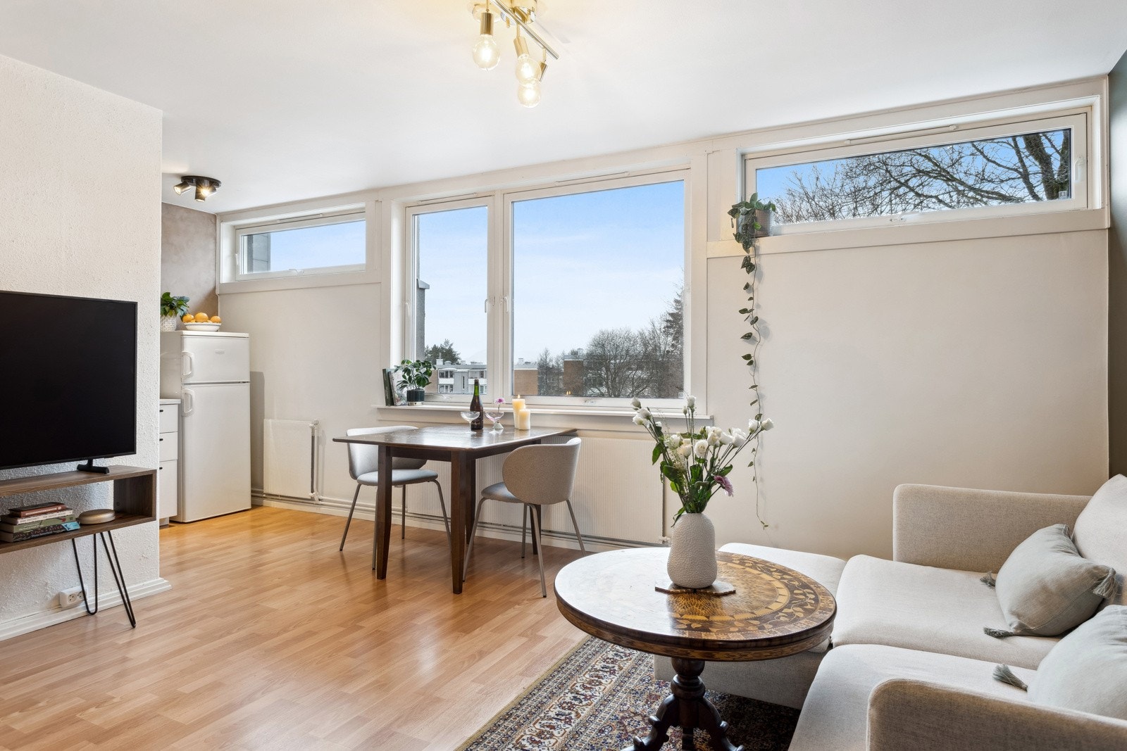 Åpen, lys og innbydende stue! Galleribilde