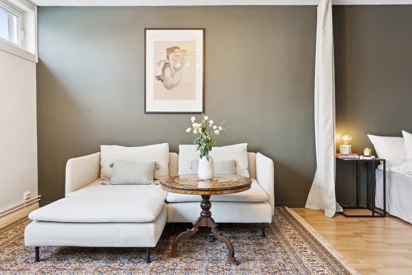 Innbydende stue - flere av veggene ble helsparklet og malt i 2021. Galleribilde