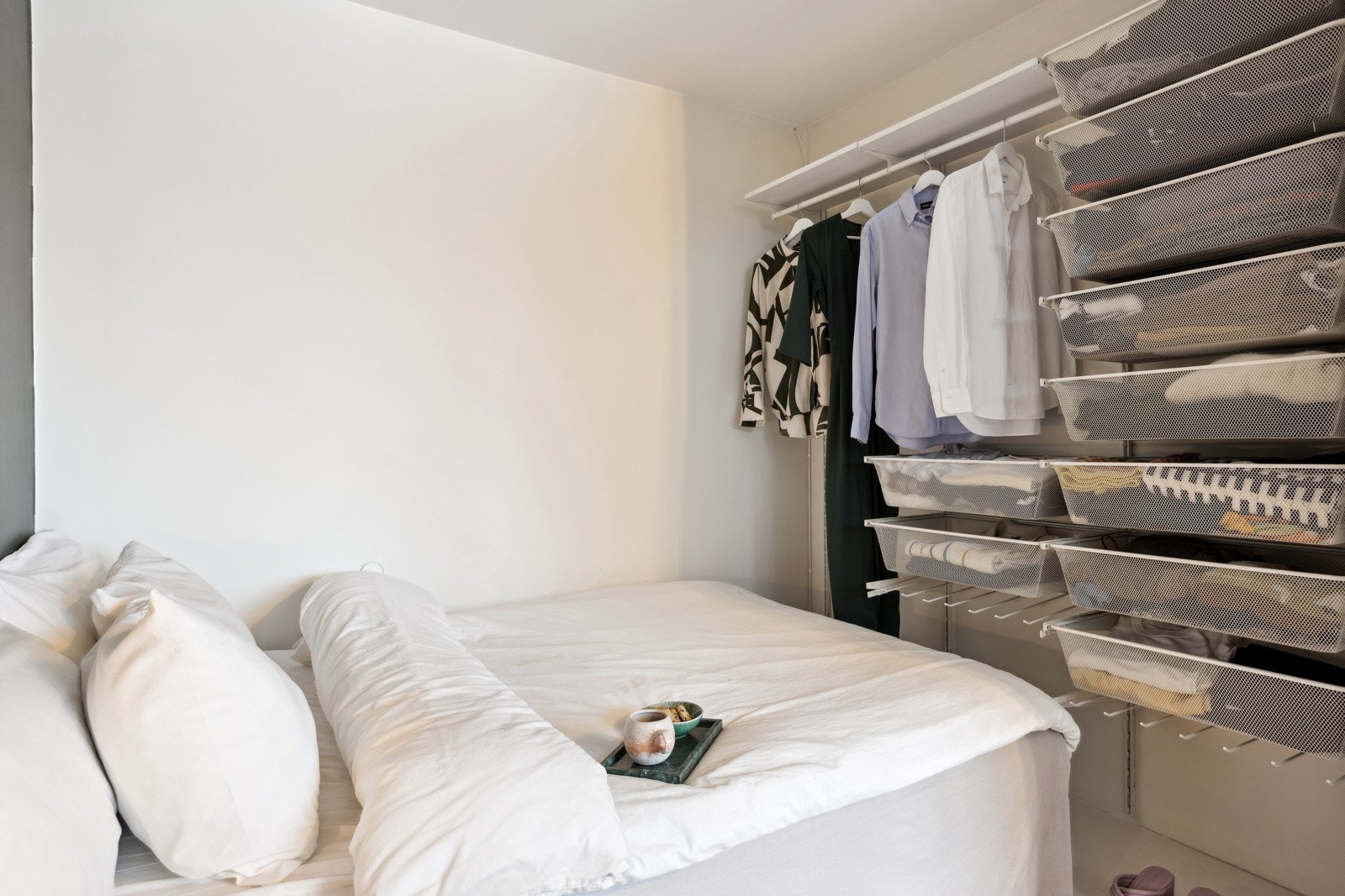 Det er god lagringsplass i praktiske kurvhyller, hylle og oppheng i sovealkoven. Galleribilde