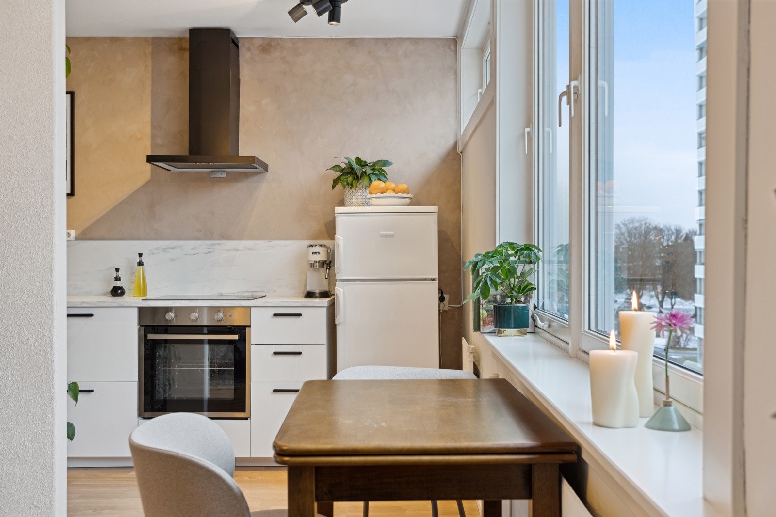 Det er god plass til kjøkkenbord ved vindu med koselig utsikt. Galleribilde