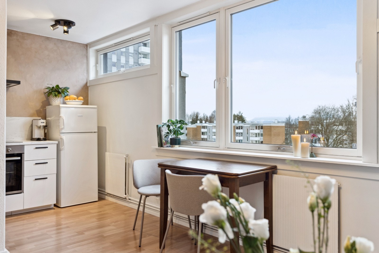 Leiligheten har store vindusflater som gir godt med lys inn. Nye vinduer ble satt inn i 2017 i regi av borettslaget. Galleribilde