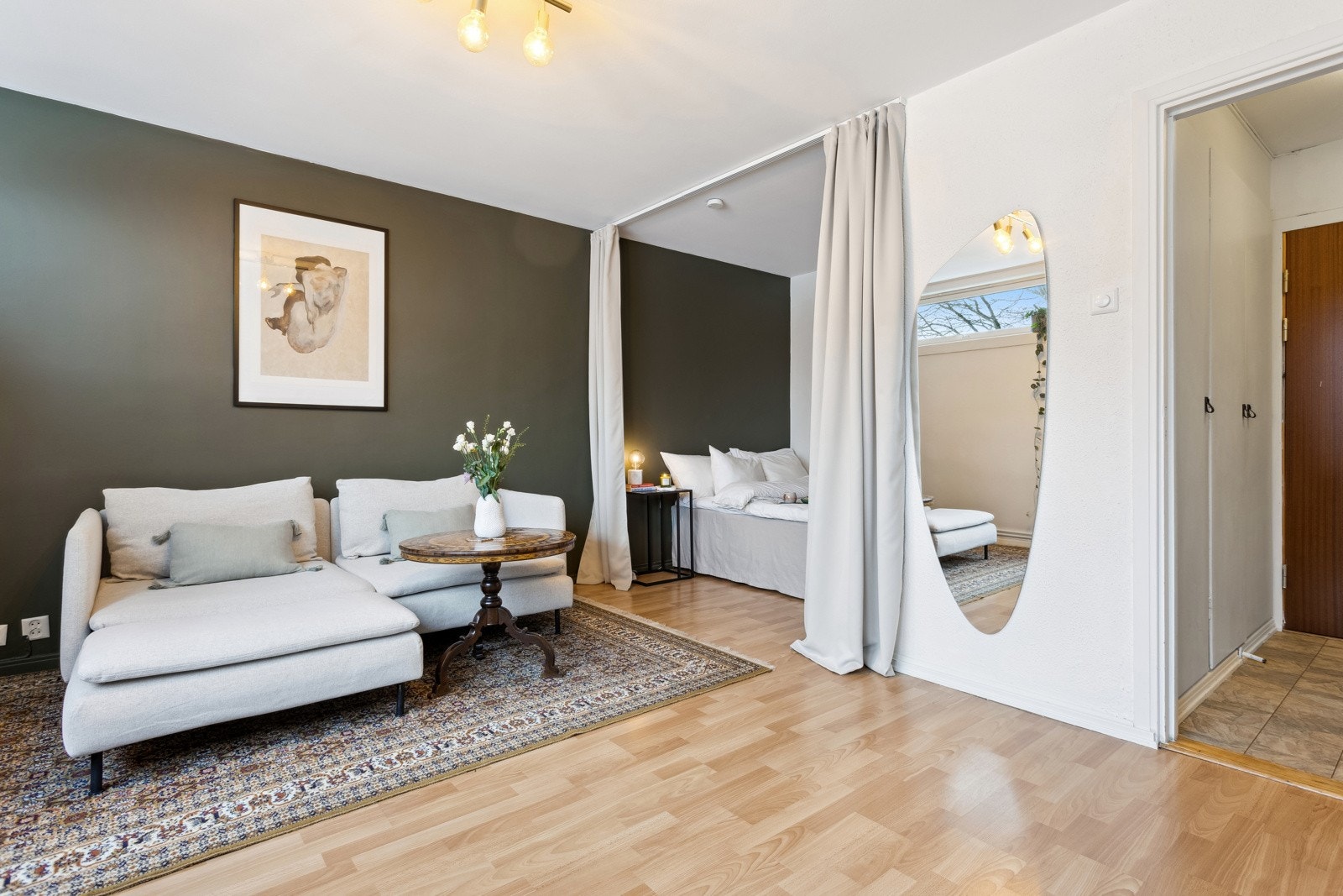 Romslig sovealkove med åpen løsning (med forheng) mellom stue og sovealkove. Galleribilde