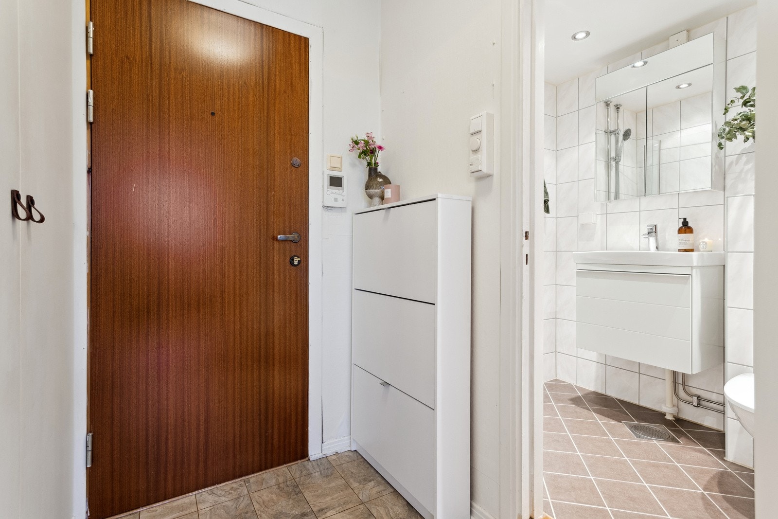 Entré/gang med plassbygd garderobeskap, brann- og lydklassifisert entredør og dørcalling med skjerm. Galleribilde