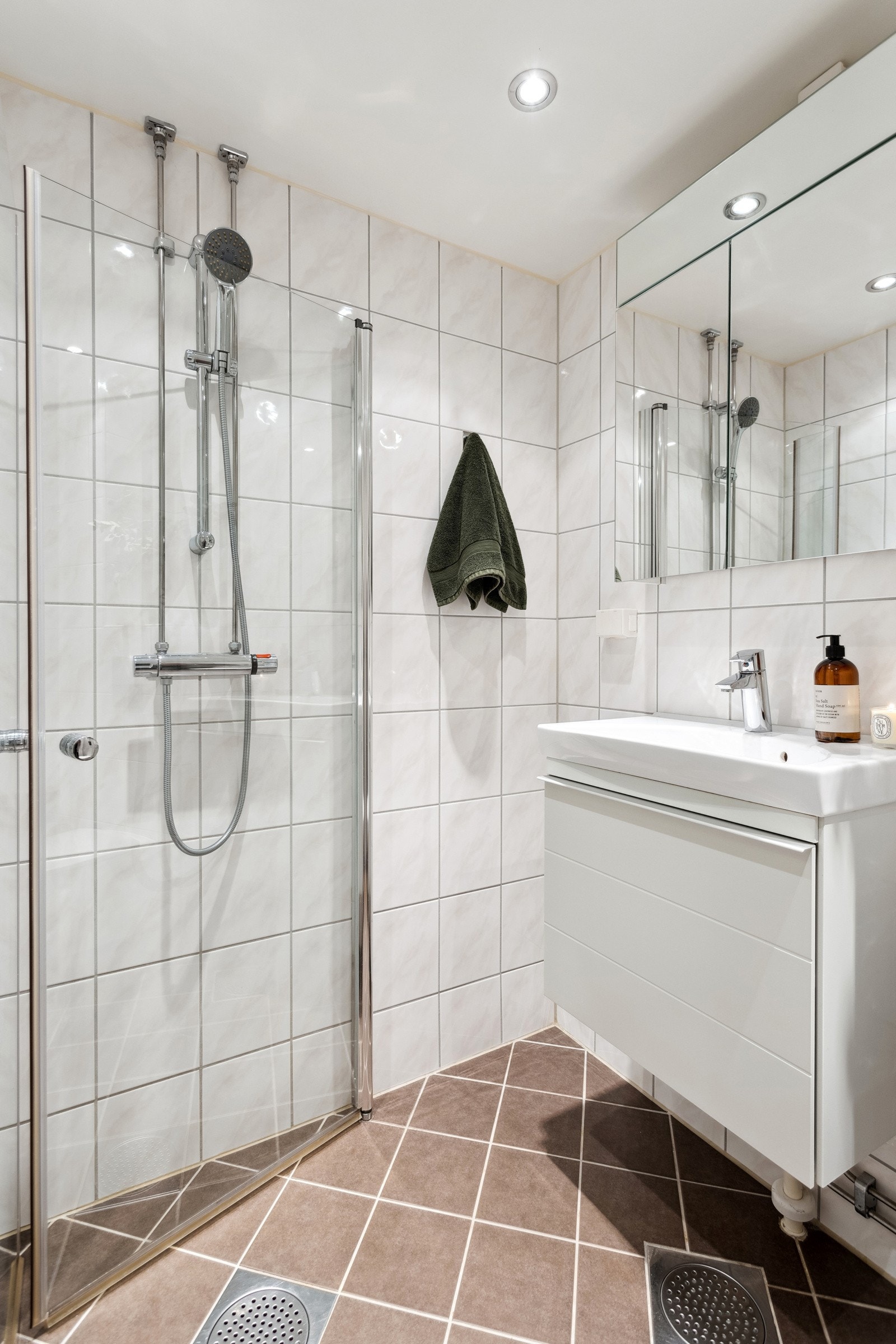 Meget pent og velholdt baderom fra 2010 med gulvvarme og downlights. Galleribilde