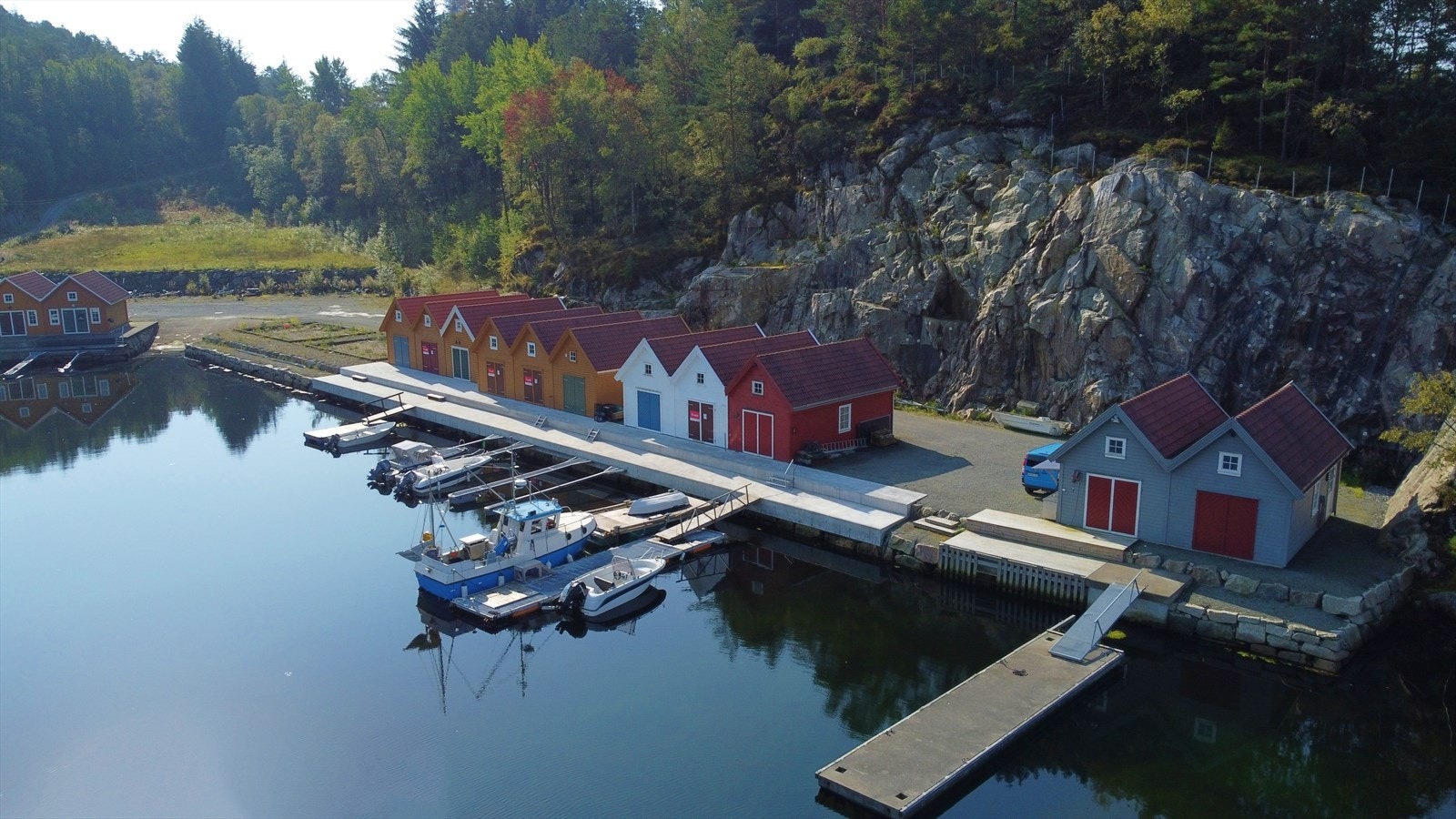 Det er felles kai i front og mogleg å legge ut flytebryggje med utriggar framføre nausta. Galleribilde