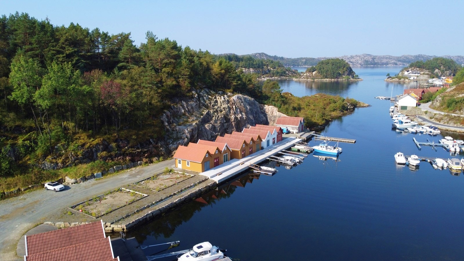 Verdt å merke seg: Køyreveg fram til nausta, roleg båthamn og felles båtopptrekk Galleribilde