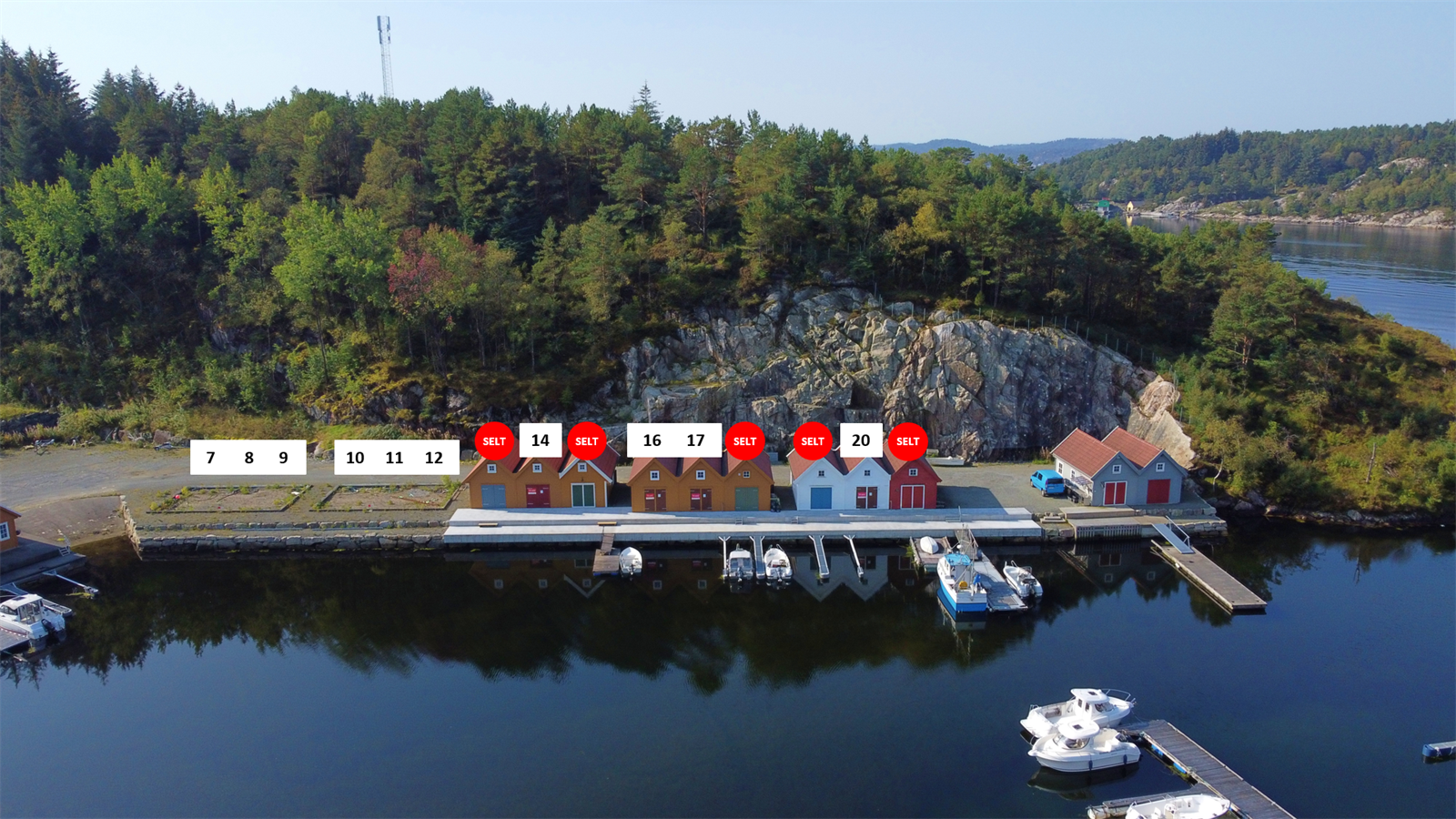 I Kuarvågen er det 10 naust for sal. 4 er ferdigstilt og 7 naust under oppføring. Galleribilde