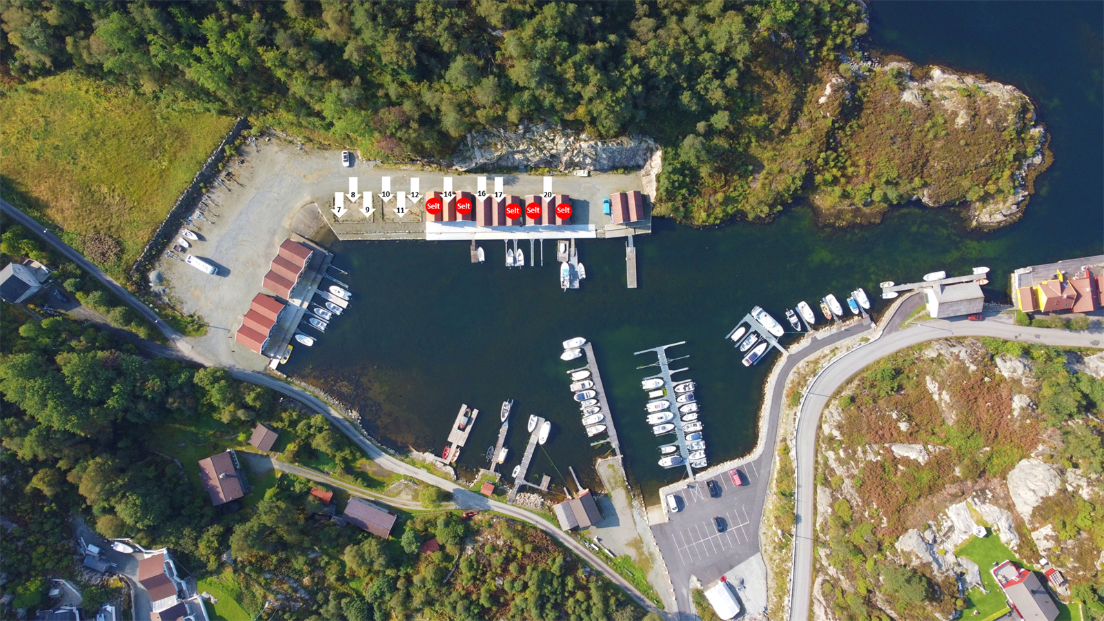 10 naust for sal, 4 er ferdigstilt og 6 naust under oppføring. Galleribilde