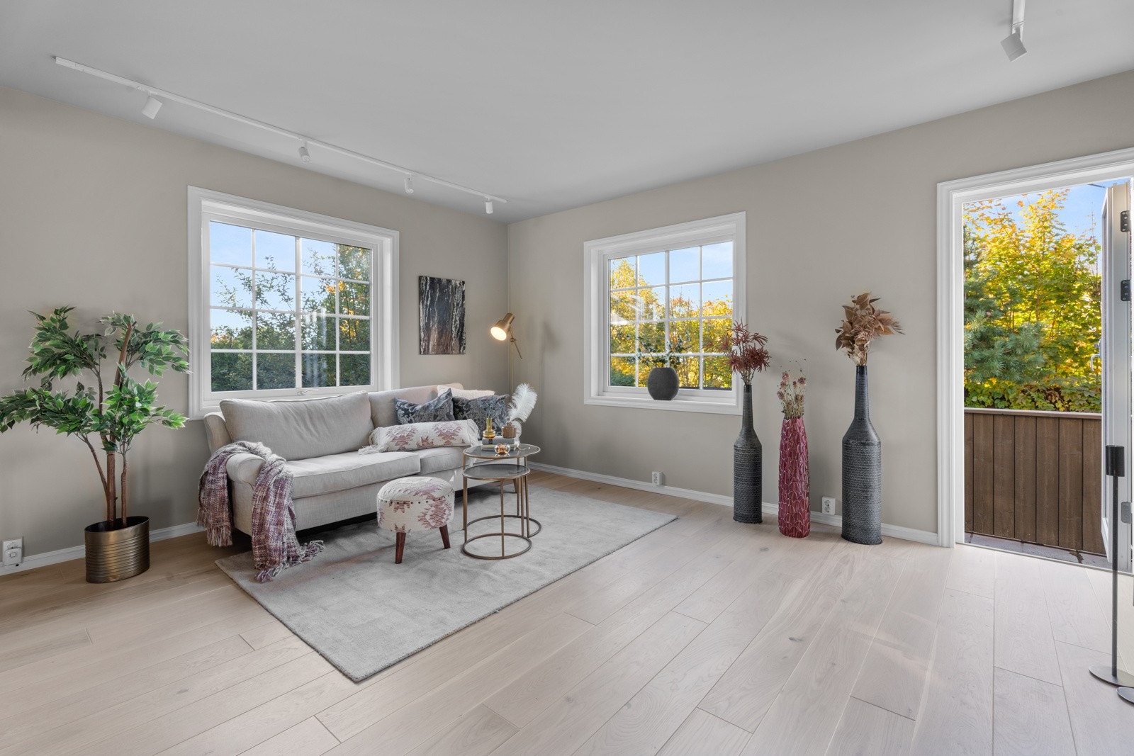 Overflater er malt i tdsriktige farger, vinduer i 1. og 2. etasje er byttet 2024 Galleribilde