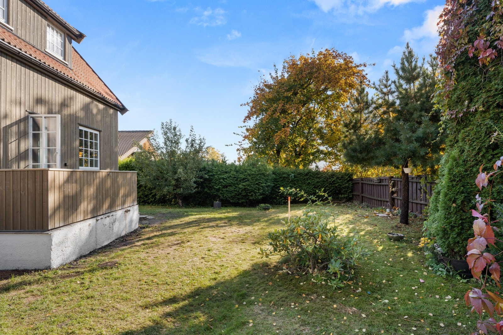 Hagen ligger på husets syd og vestside Galleribilde