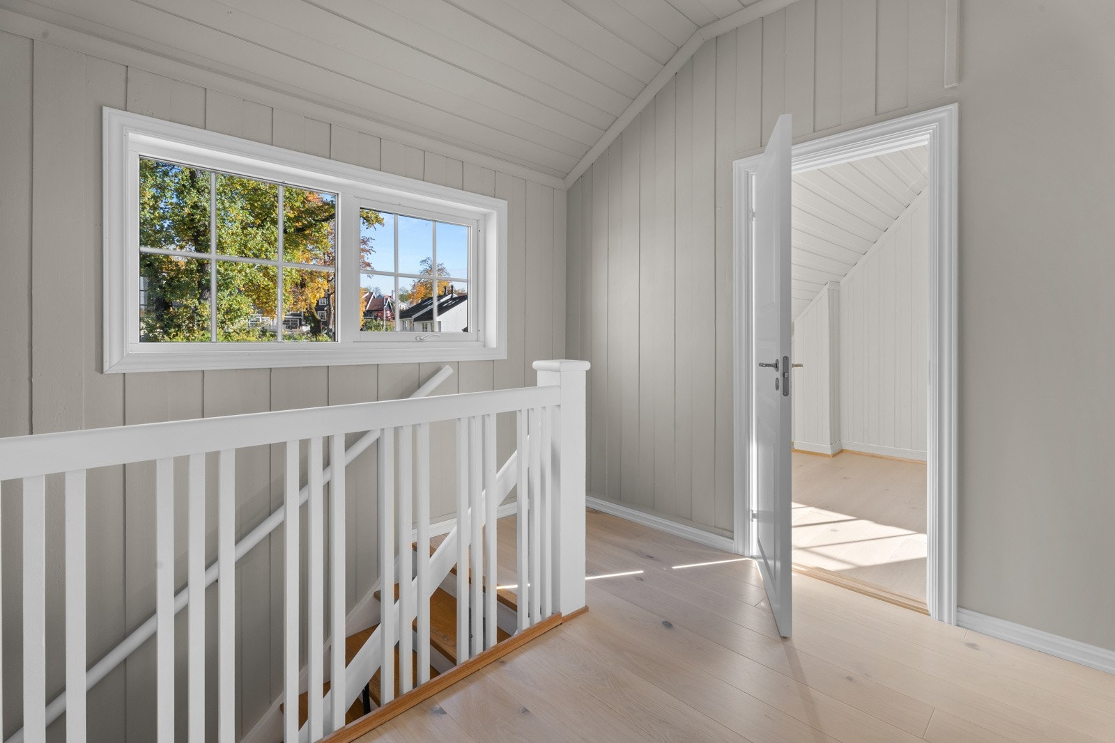 2. etasje inneholder gang, 3 soverom og bad/wc Galleribilde