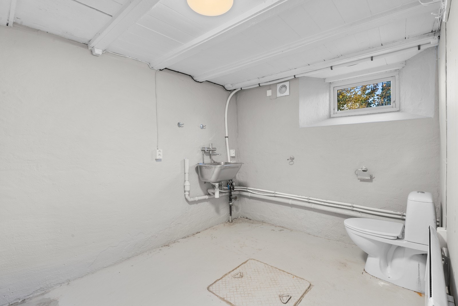 Det er etablert lufteventiler og mekanisk avtrekk på toalettrom i kjeller Galleribilde