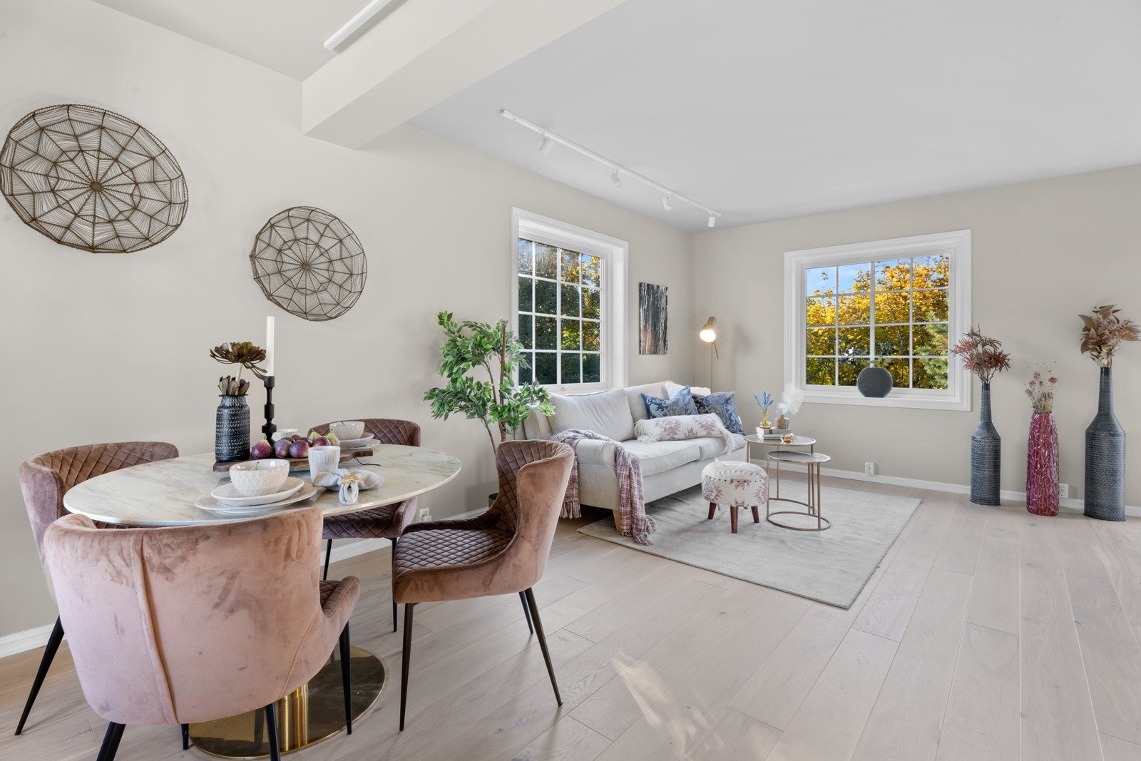 Spiseplassen er fint plassert og binder kjøkken og stuen i sammen Galleribilde