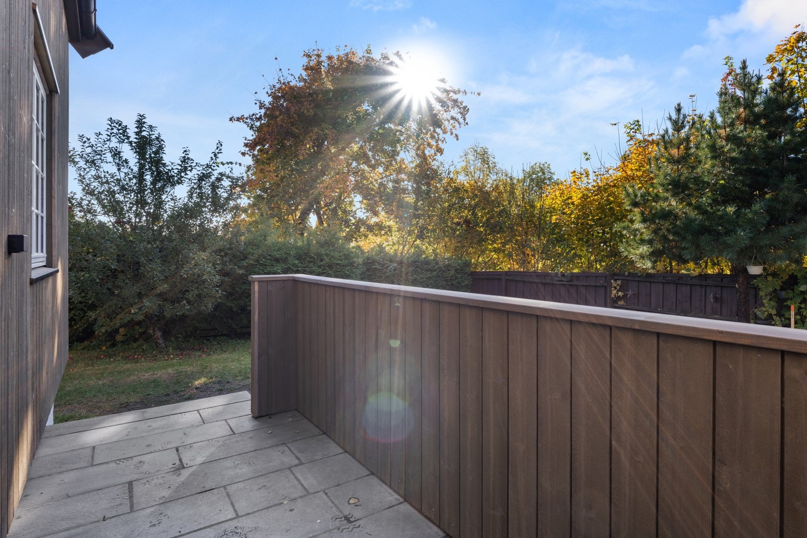 Mesteparten av hagen ligger på sør- og vestsiden av huset Galleribilde