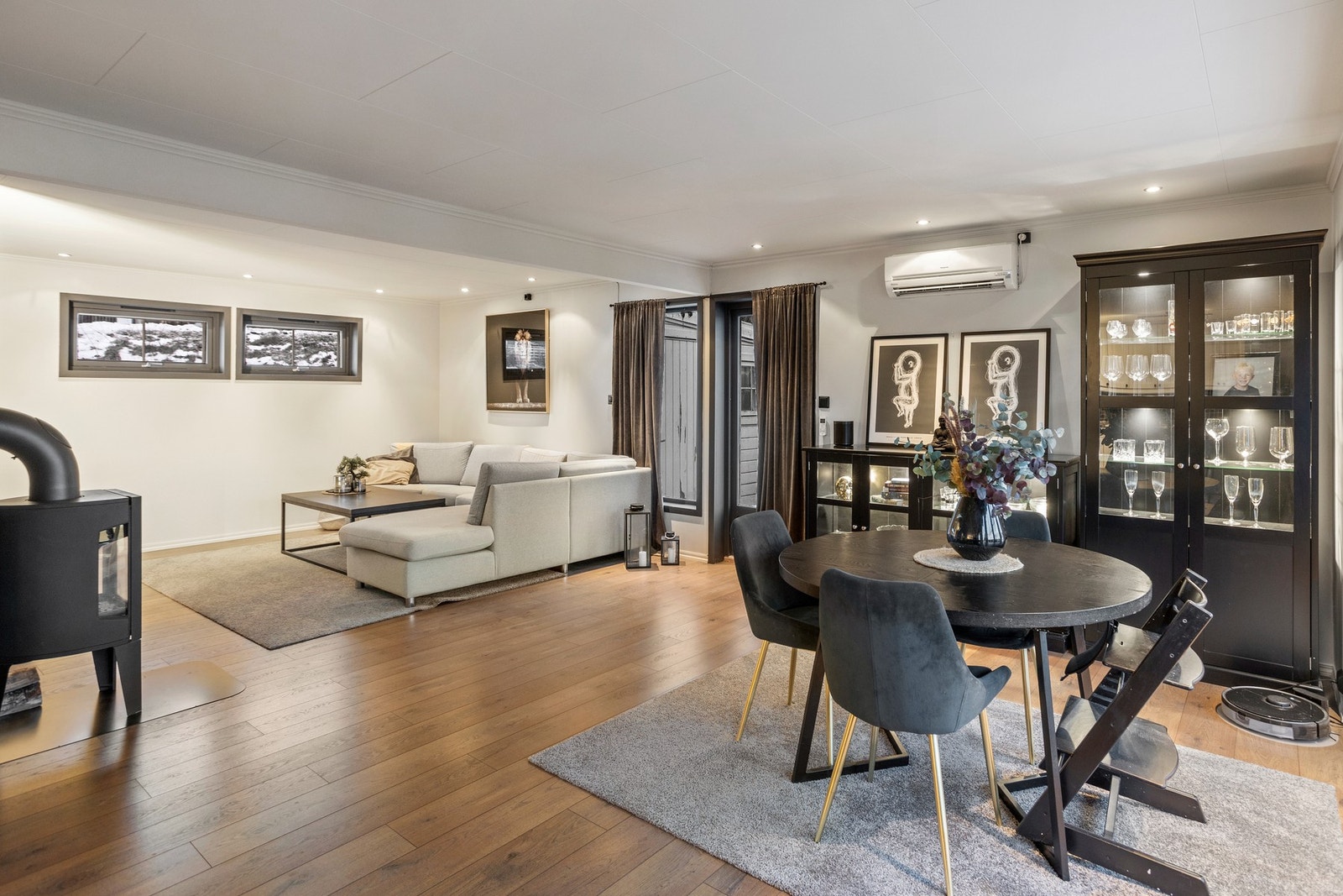 Den åpne løsningen mellom kjøkken og stue gir en svært sosial og god atmosfære! Galleribilde