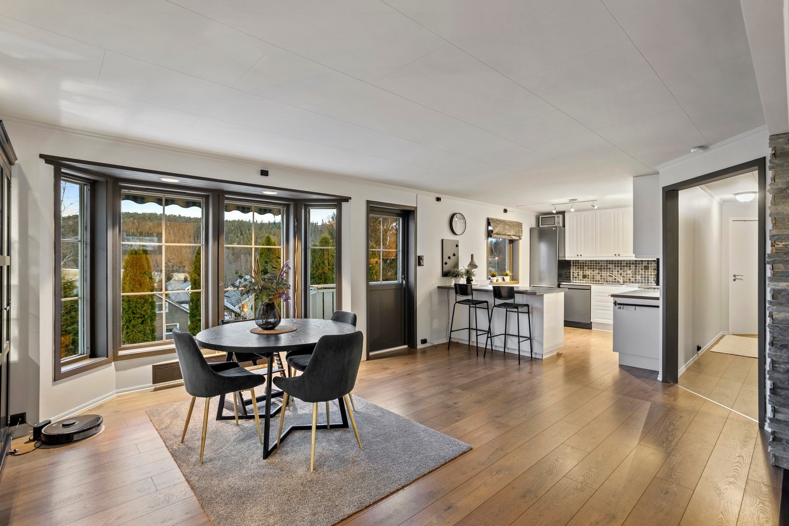 Romslig enebolig over tre etasjer med en flott beliggenhet i et etablert boligfelt. Galleribilde