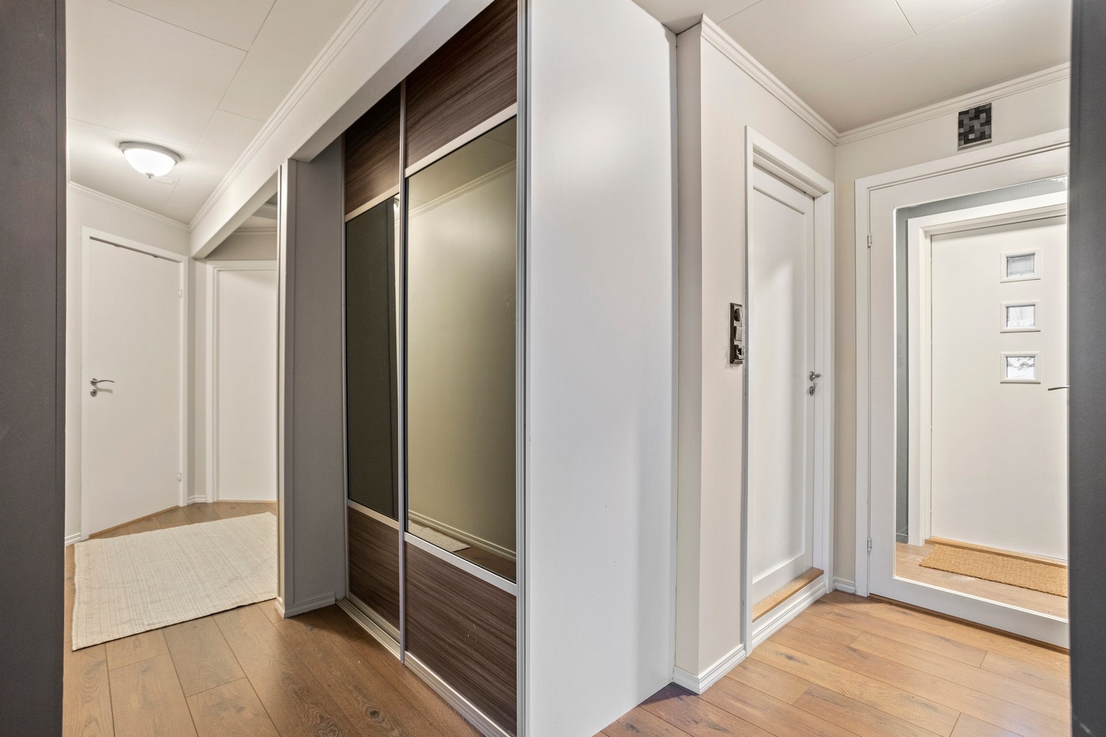 Gang - 14,5 kvm. Fra gangen er det adkomst til bad/vaskerom og to soverom Galleribilde