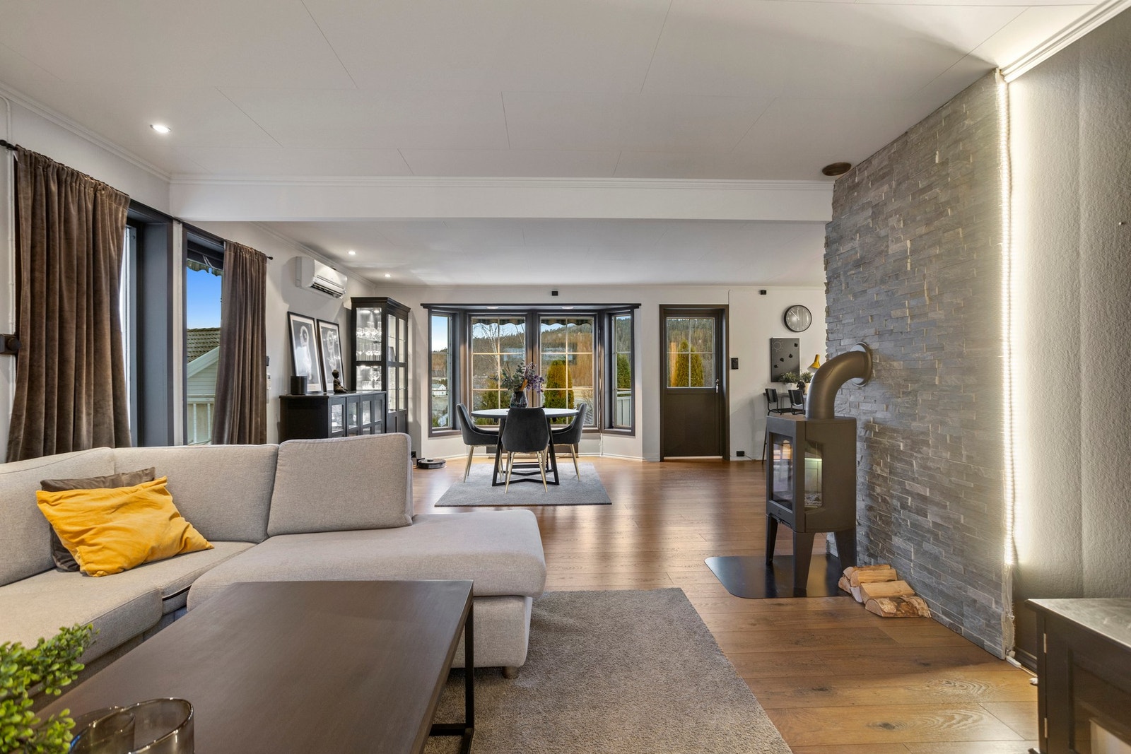 Boligen har oppvarming fra varmepumpe (2008) og vedfyring (2014) Galleribilde