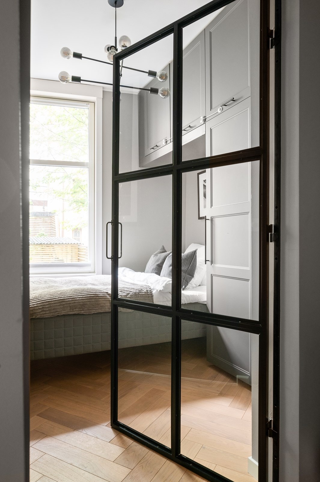 En elegant smijernsdør med glass inn til hovedsoverommet gir en delikat touch. Galleribilde