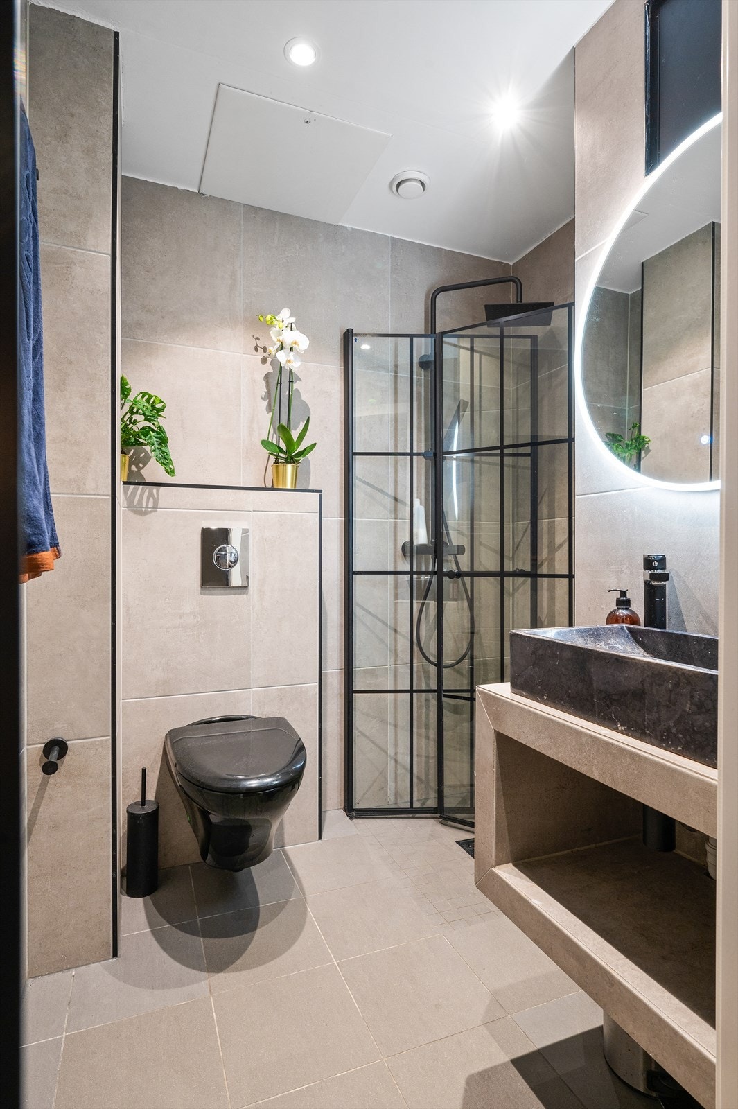 Badet har delikate, flislagte vegger og flislagt gulv med elektrisk gulvvarme under. Galleribilde