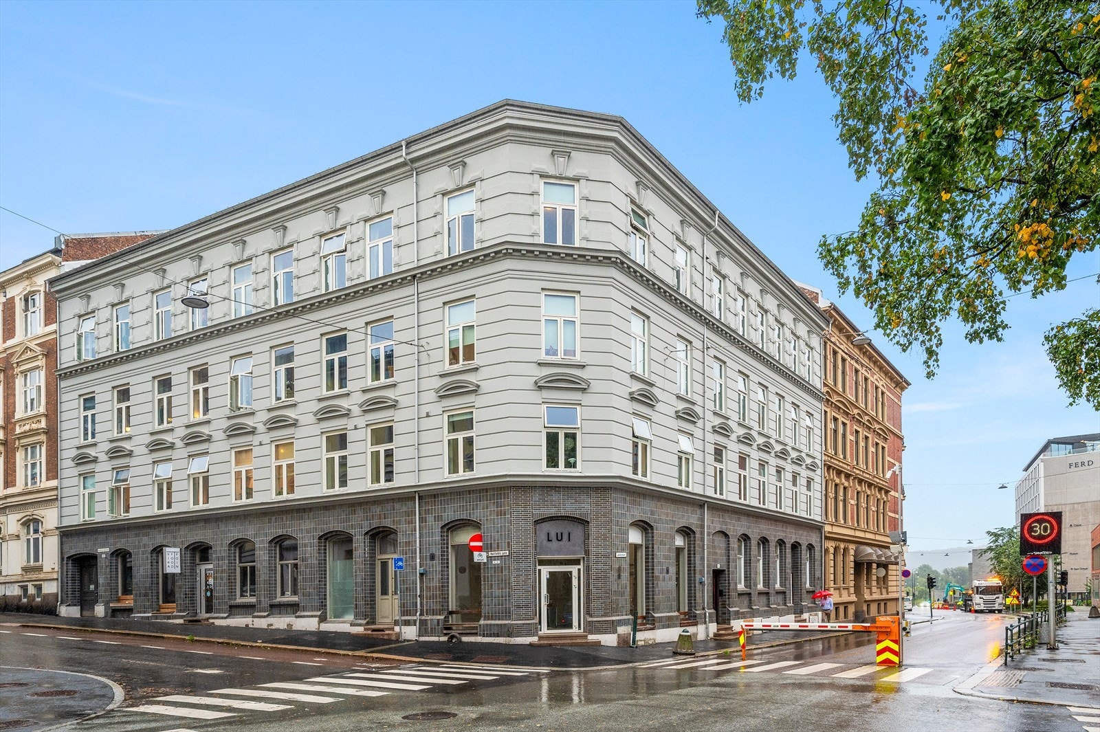 Boligen har en god beliggenhet i et område uten gjennomkjøring, midt mellom Aker Brygge og Frogner. Galleribilde