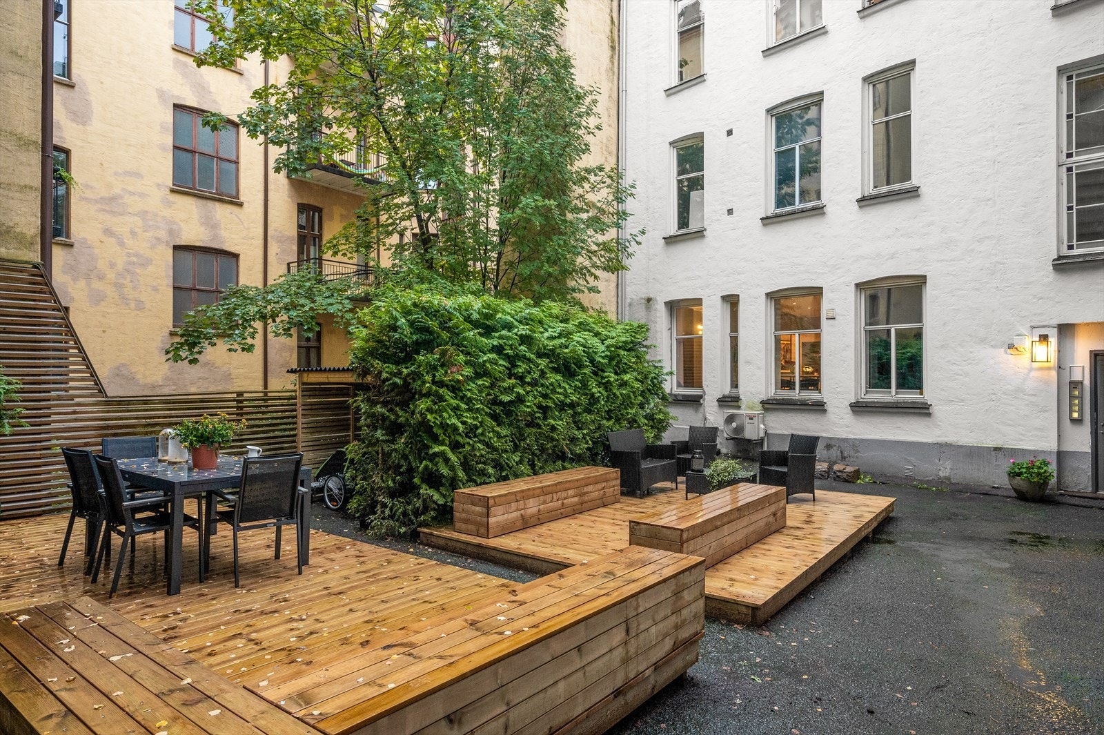 Bakgården er pent opparbeidet med flere sosiale soner til bruk for beboere. Galleribilde