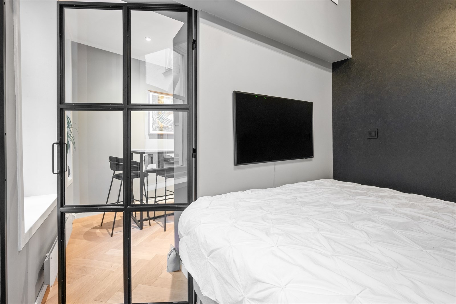 Hele leiligheten vender inn mot rolig bakgård, så her er du skjermet mot støy fra gaten. Galleribilde