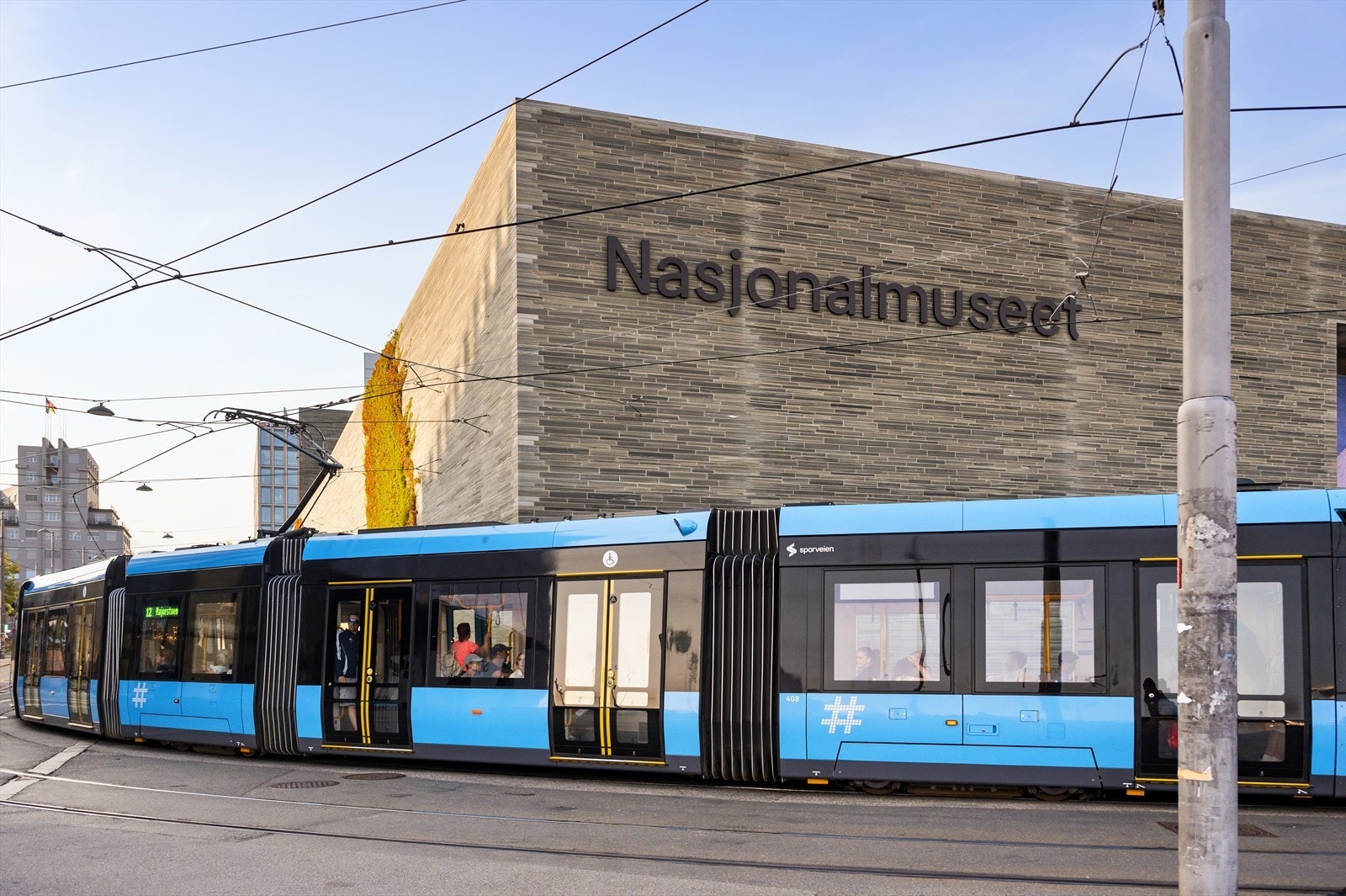 God offentlig kommunikasjon i umiddelbar nærhet med trikk, buss og tog. Galleribilde