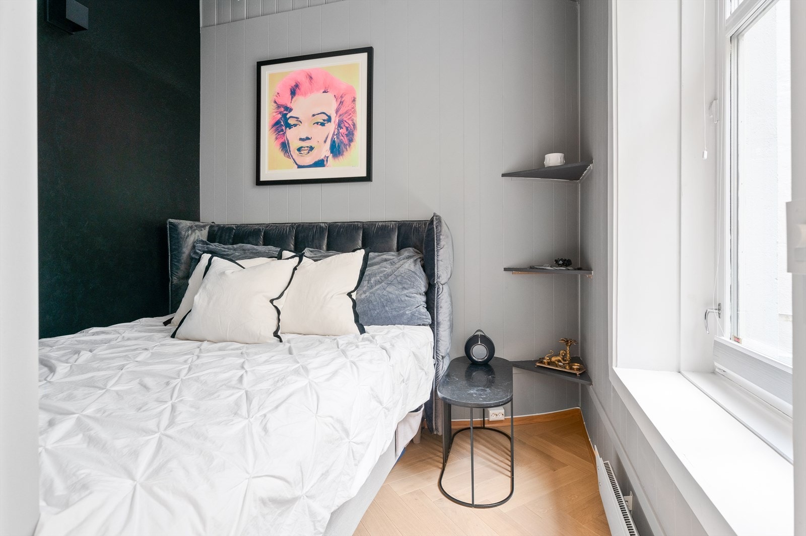 Hvis kjøper kun ønsker å bruke det hovedsoverommet, kan dette rommet lett omgjøres til et walk-in closet eller kontor ved å installere to Pax-skap fra Ikea. Galleribilde